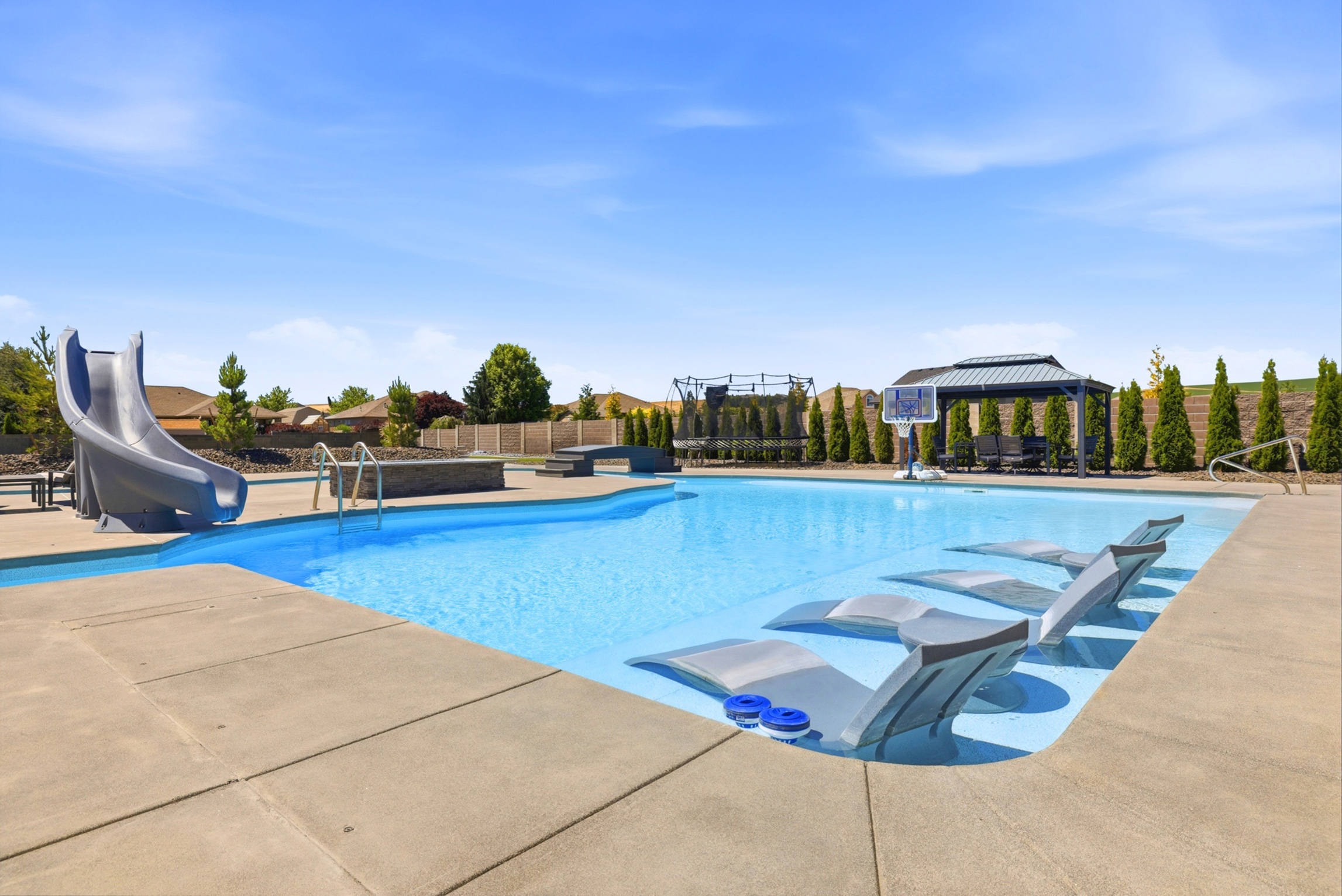  1 acre, room for shop, large pool with lazy river - 物件實景