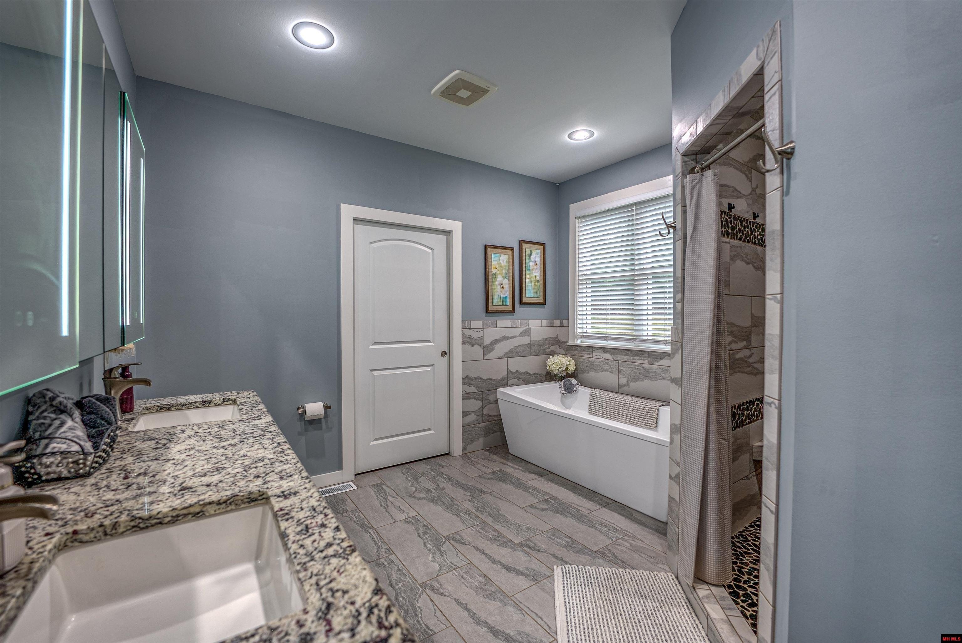 Mountain Home, Arkansas, 72653, United States, 3 Bedrooms Bedrooms, ,4 BathroomsBathrooms,Residential,For Sale,1935895