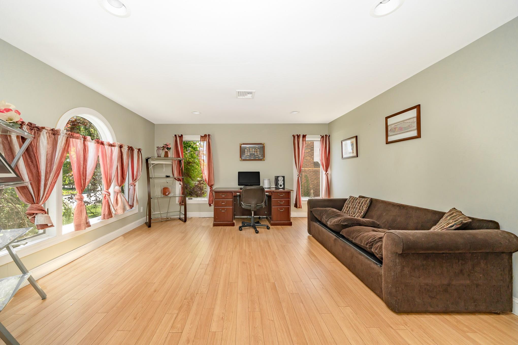 Seaford, New York, 11783, United States, 5 Bedrooms Bedrooms, ,3 BathroomsBathrooms,Residential,For Sale,1943505