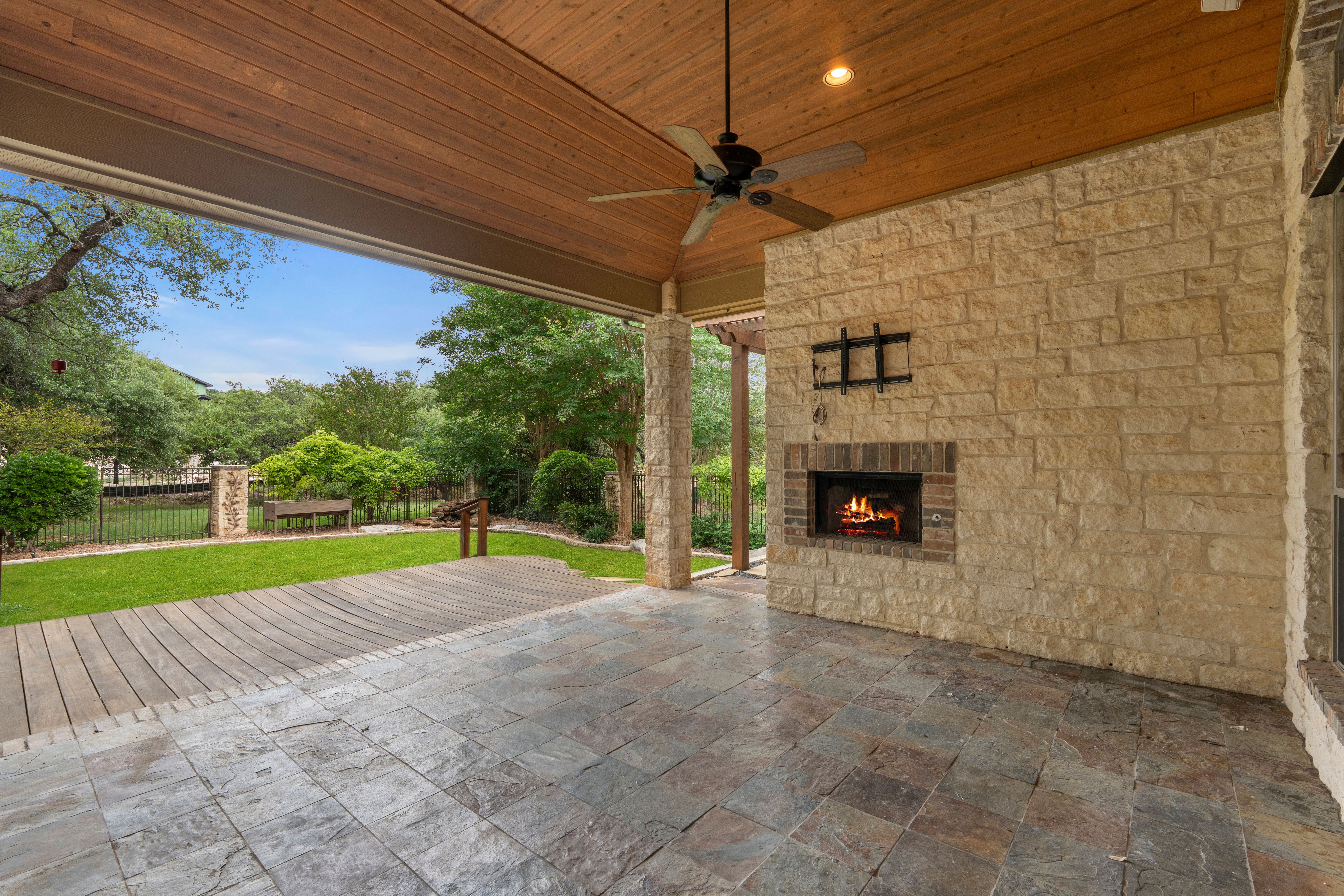  Stunning Single-Story Retreat on Greenbelt - 物件實景