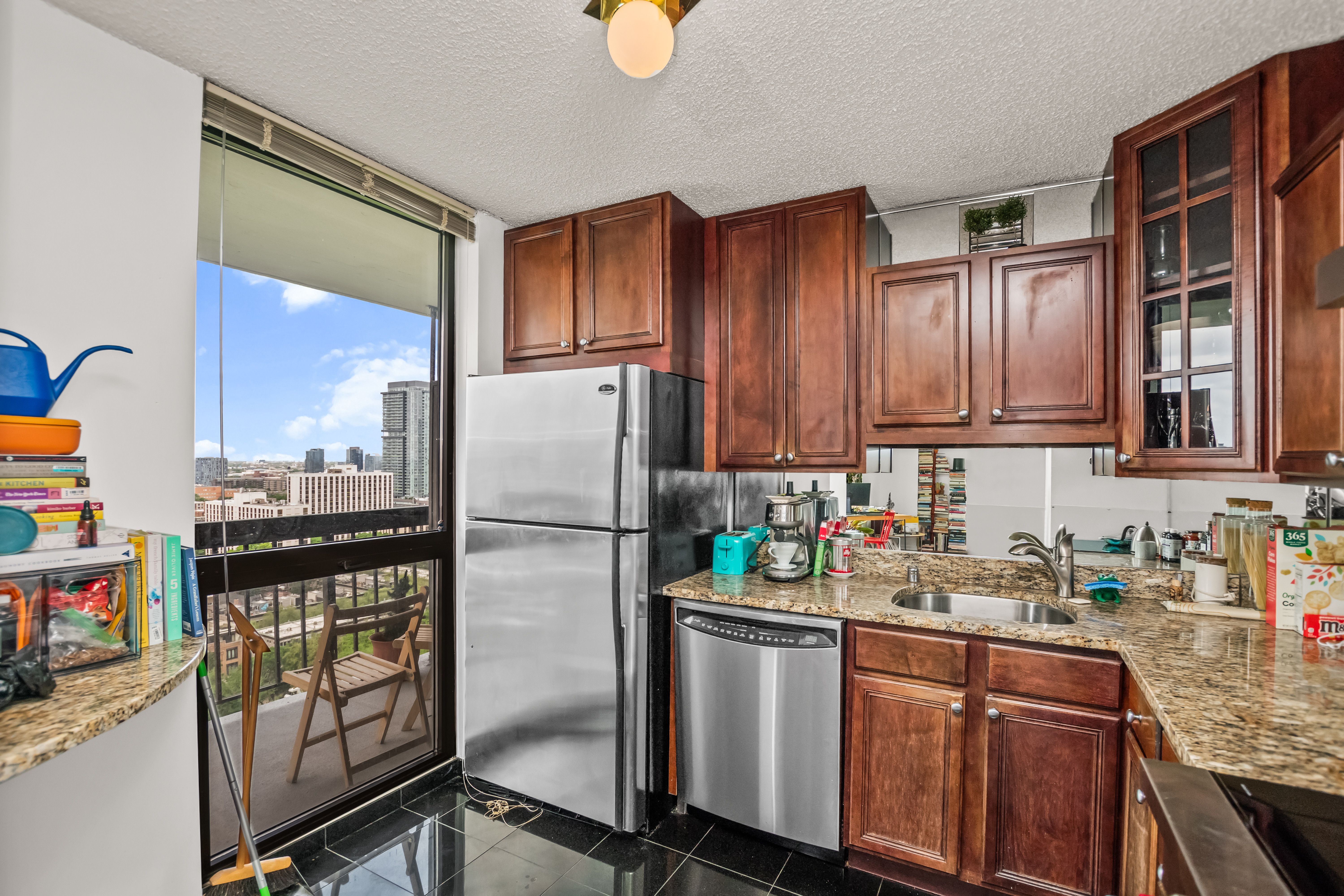  Experience Elevated City Living in this Spacious Southwest Corner Condo - 物件實景