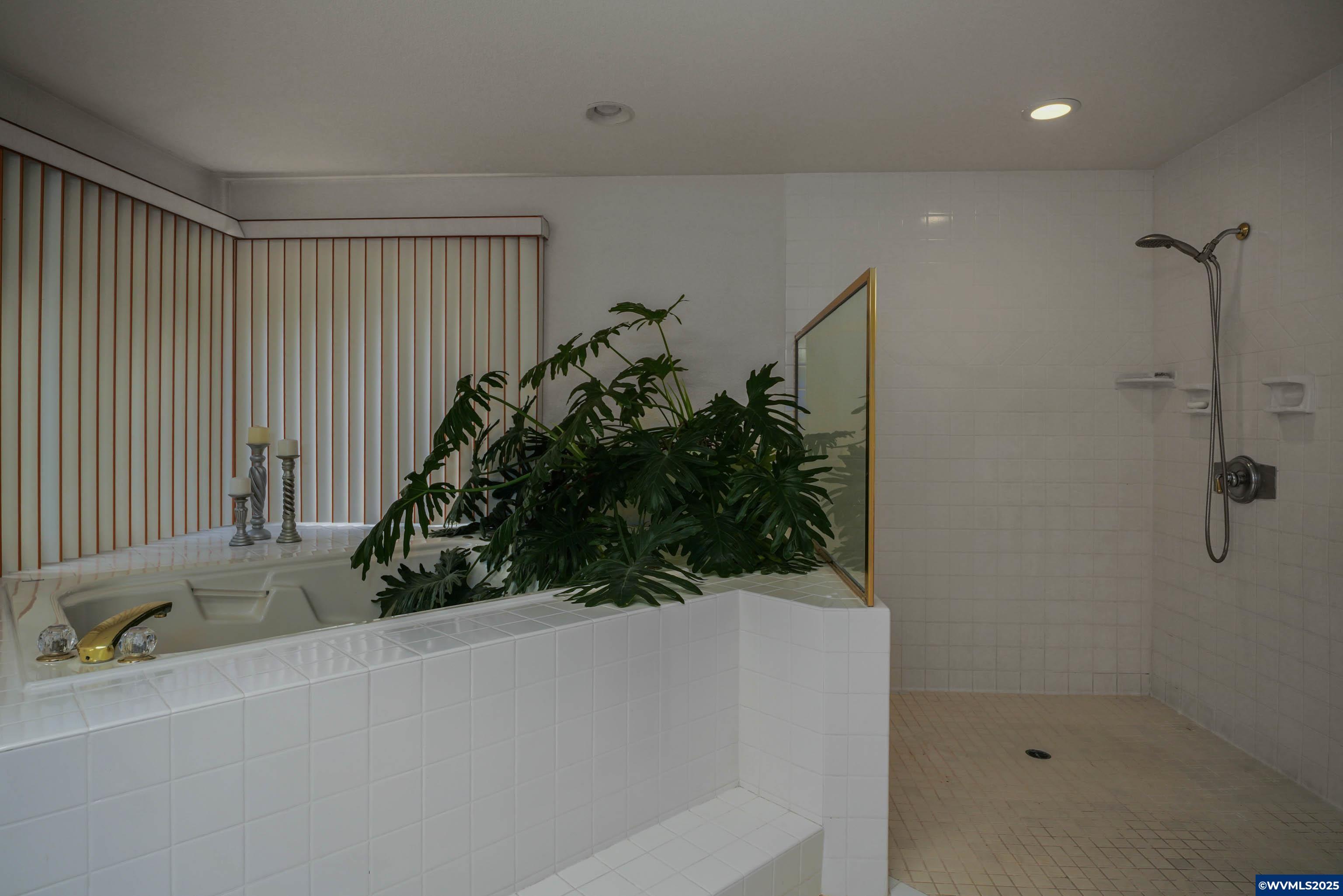 Salem, Oregon, 97302, United States, 5 Bedrooms Bedrooms, ,4 BathroomsBathrooms,Residential,For Sale,1906348