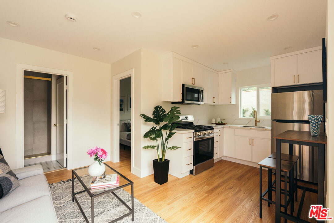 Los Angeles, California, 90019, United States, 4 Bedrooms Bedrooms, ,4 BathroomsBathrooms,Residential,For Sale,1889946