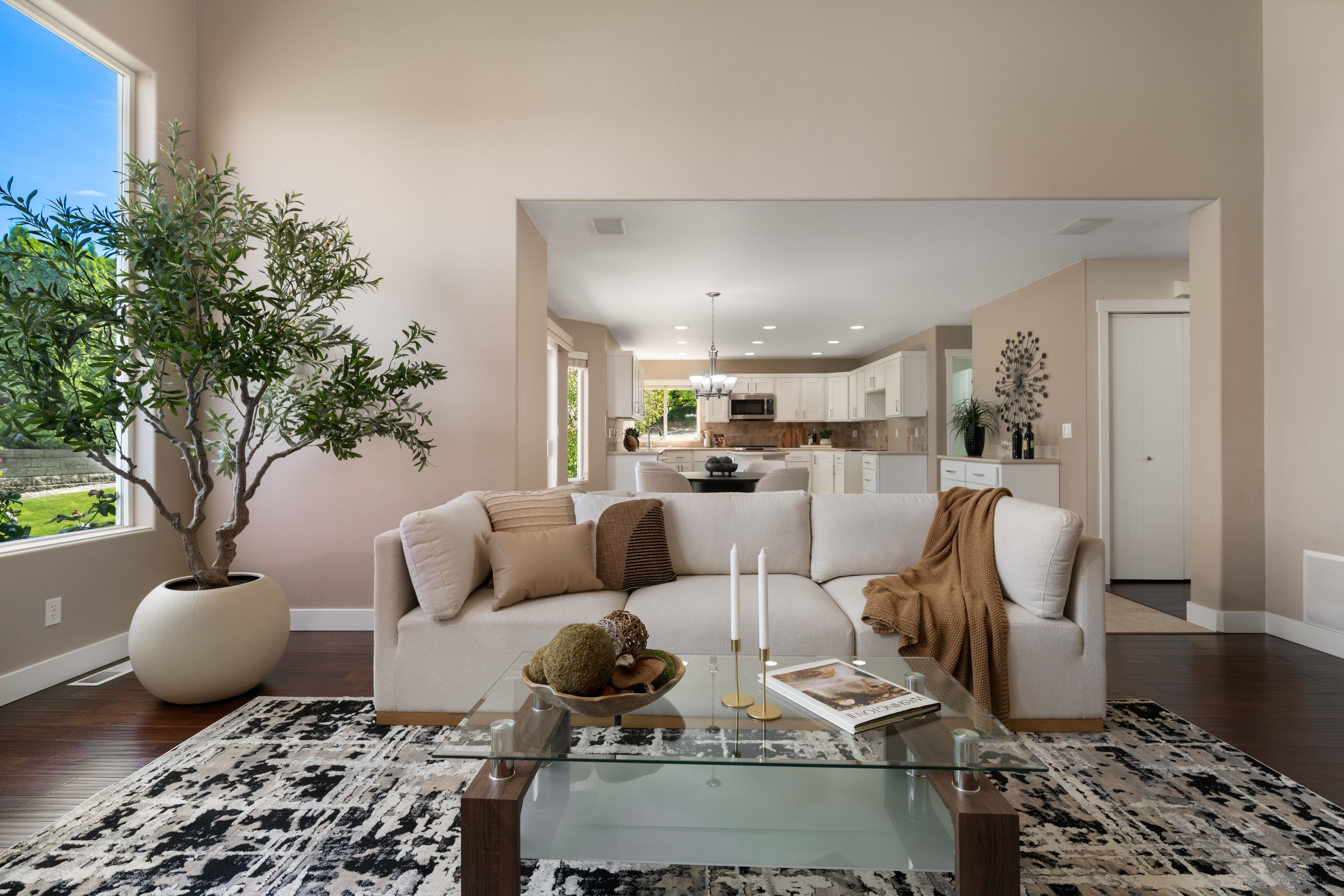  Prime Location, Private & Thoroughly Updated - 物件實景