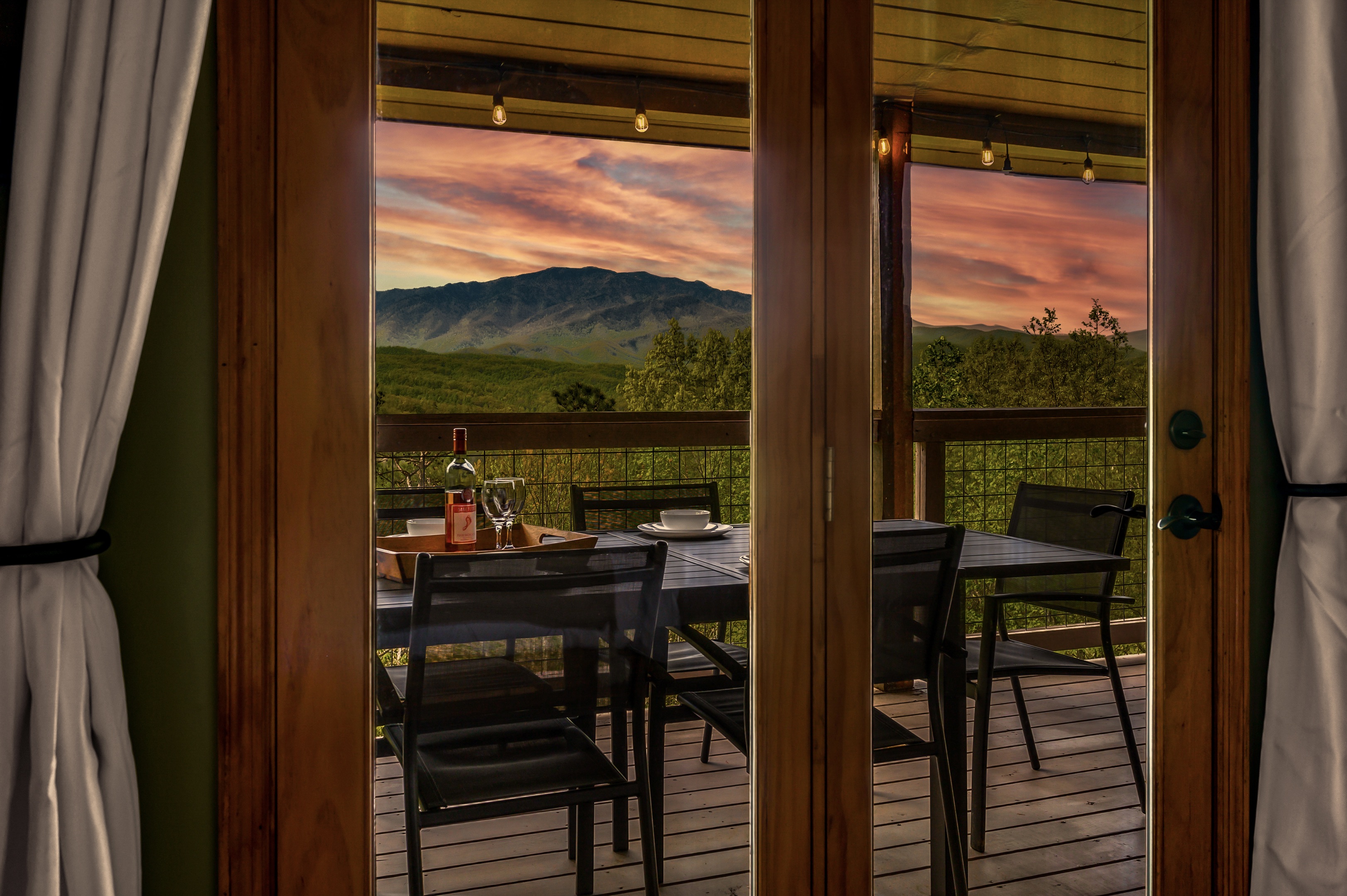 Gatlinburg, Tennessee, 37738, United States, 3 Bedrooms Bedrooms, ,2 BathroomsBathrooms,Residential,For Sale,1987408