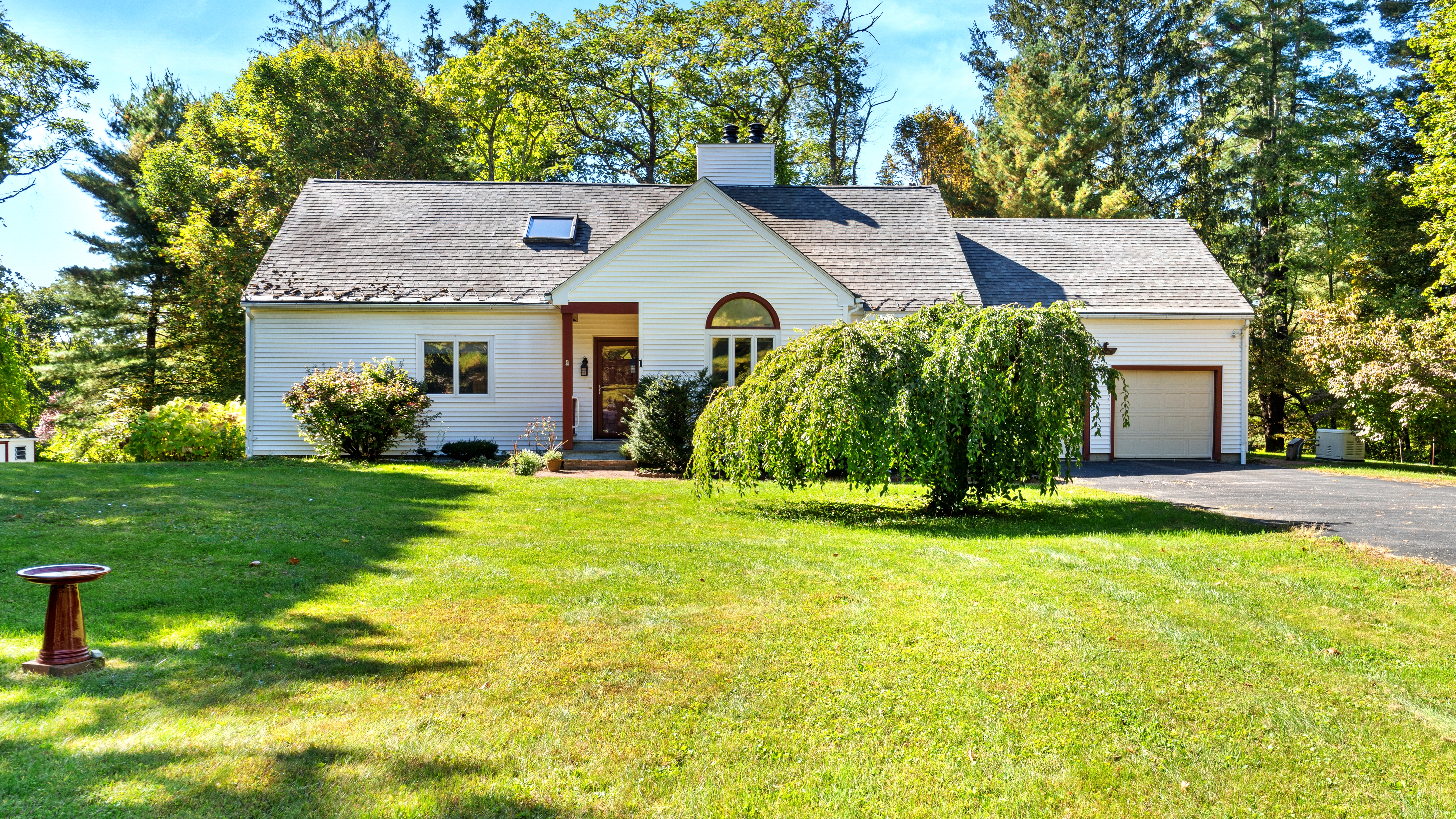  Stunning 2.4-Acre Retreat in Cornwall Estates: Updated & Move-In Ready - 物件實景