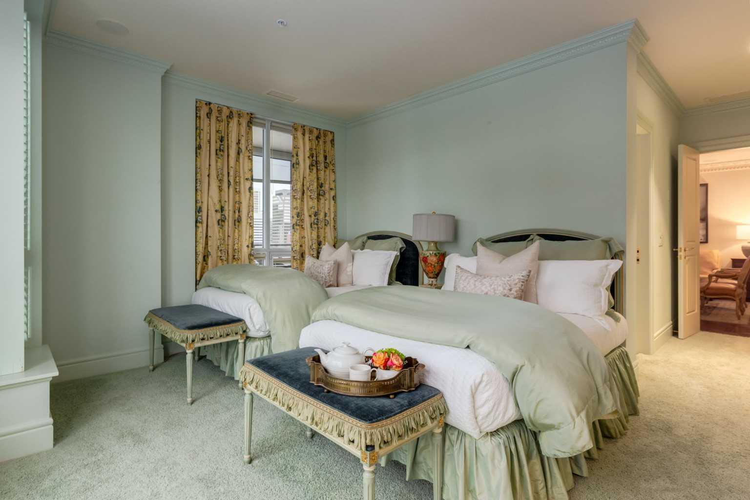 CALGARY, Alberta, T2P 5J9, CA, 2 Bedrooms Bedrooms, ,6 BathroomsBathrooms,Residential,For Sale,1987671