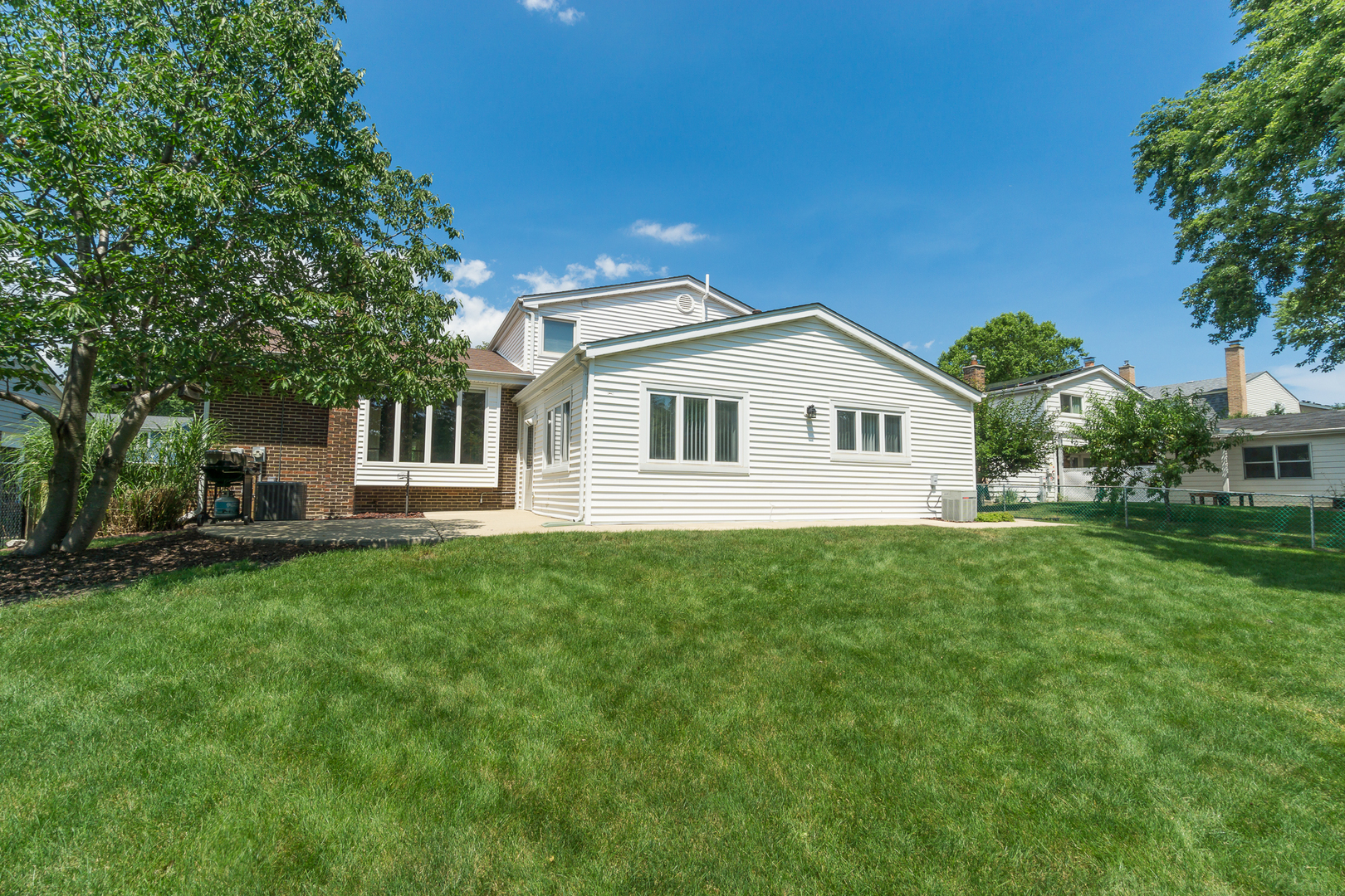 Arlington Heights, Illinois, 60005, United States, 5 Bedrooms Bedrooms, ,3 BathroomsBathrooms,Residential,For Sale,1921058
