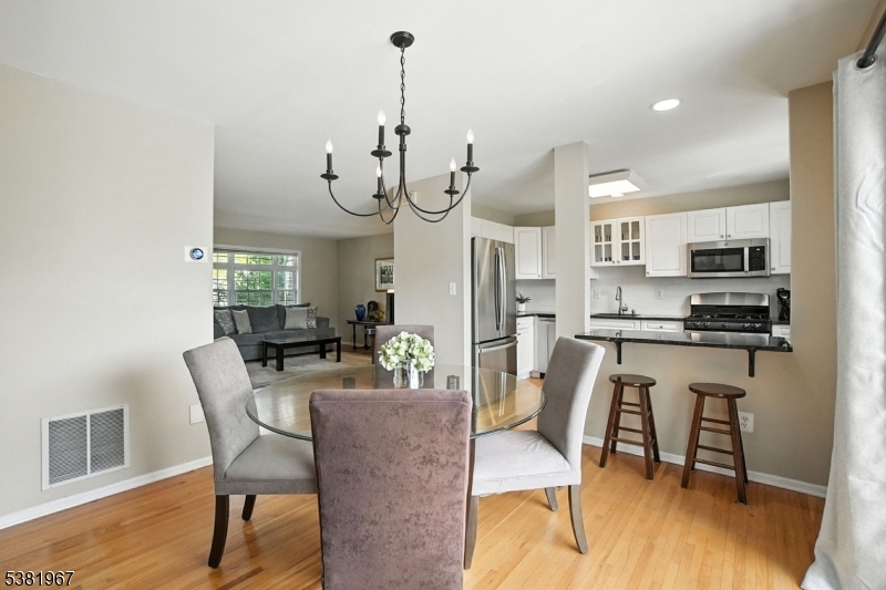 Berkeley Heights Twp., New Jersey, 07922, United States, 2 Bedrooms Bedrooms, ,3 BathroomsBathrooms,Residential,For Sale,1939510