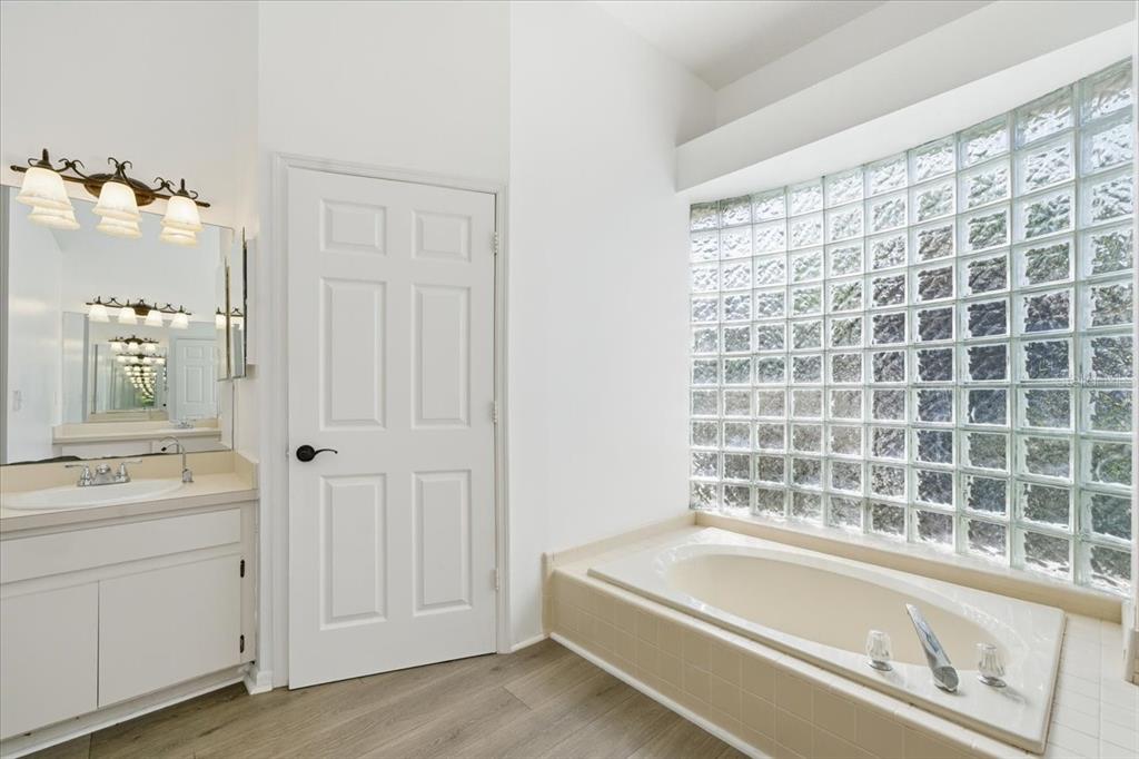 Lutz, Florida, 33558, United States, 4 Bedrooms Bedrooms, ,2 BathroomsBathrooms,Residential,For Sale,1989144