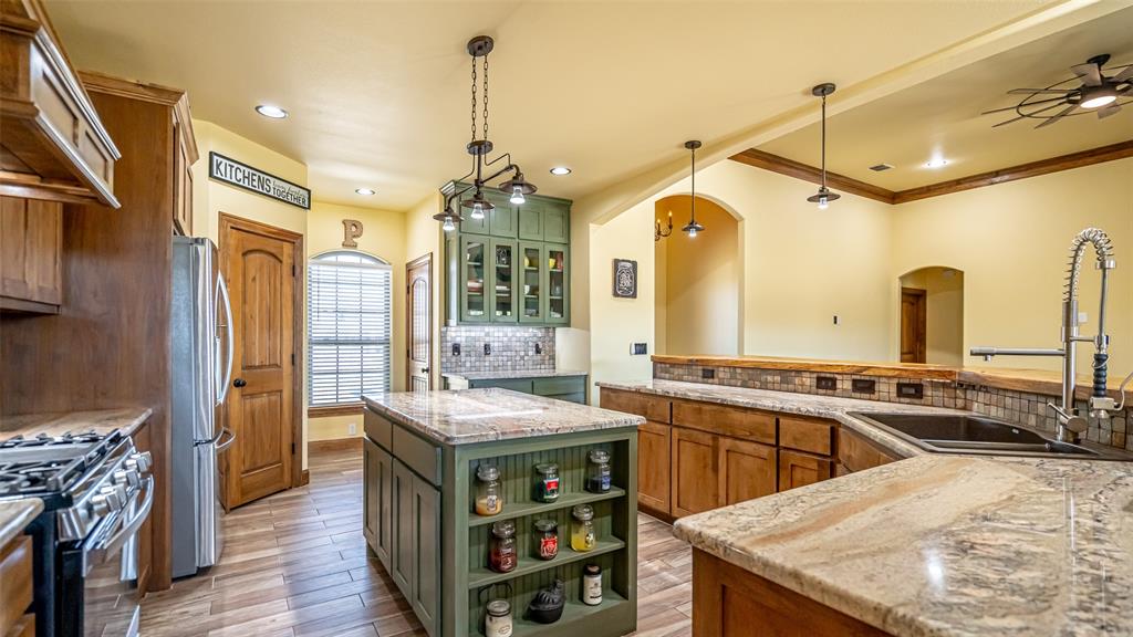 Azle, Texas, 76020, United States, 5 Bedrooms Bedrooms, ,4 BathroomsBathrooms,Residential,For Sale,1978324