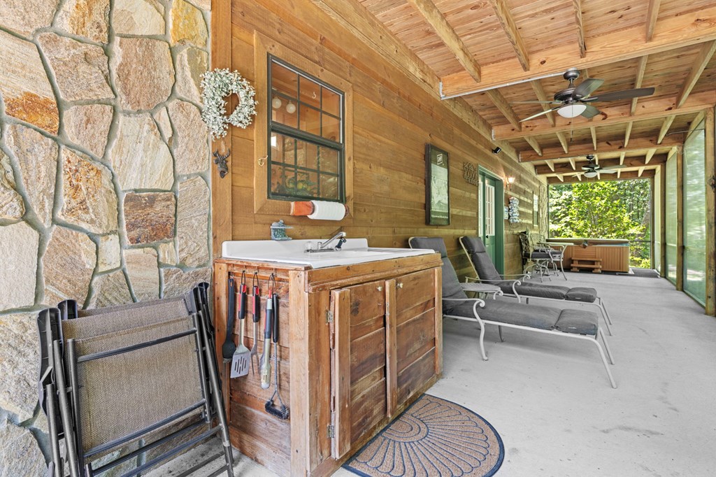 Blue Ridge, Georgia, 30513, United States, 3 Bedrooms Bedrooms, ,3 BathroomsBathrooms,Residential,For Sale,1980618