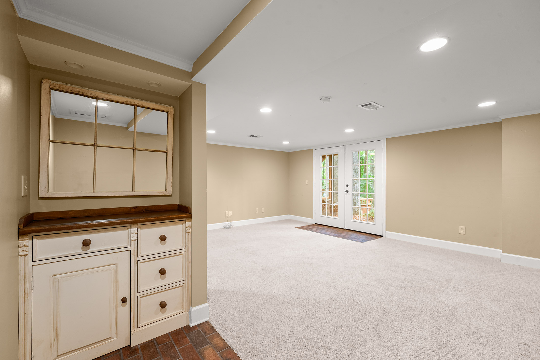  Beautifully Transformed Home in Lassiter School District - 物件實景