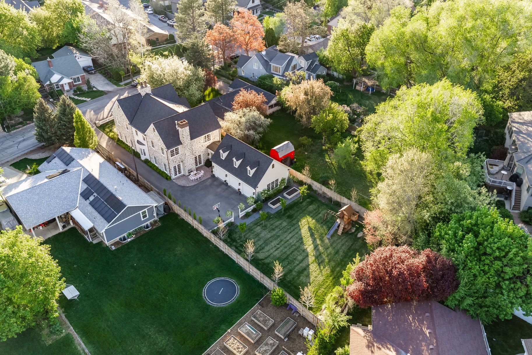  Timeless Colonial Charm Meets Refined Modern Luxury In This Storybook Retreat - 物件實景