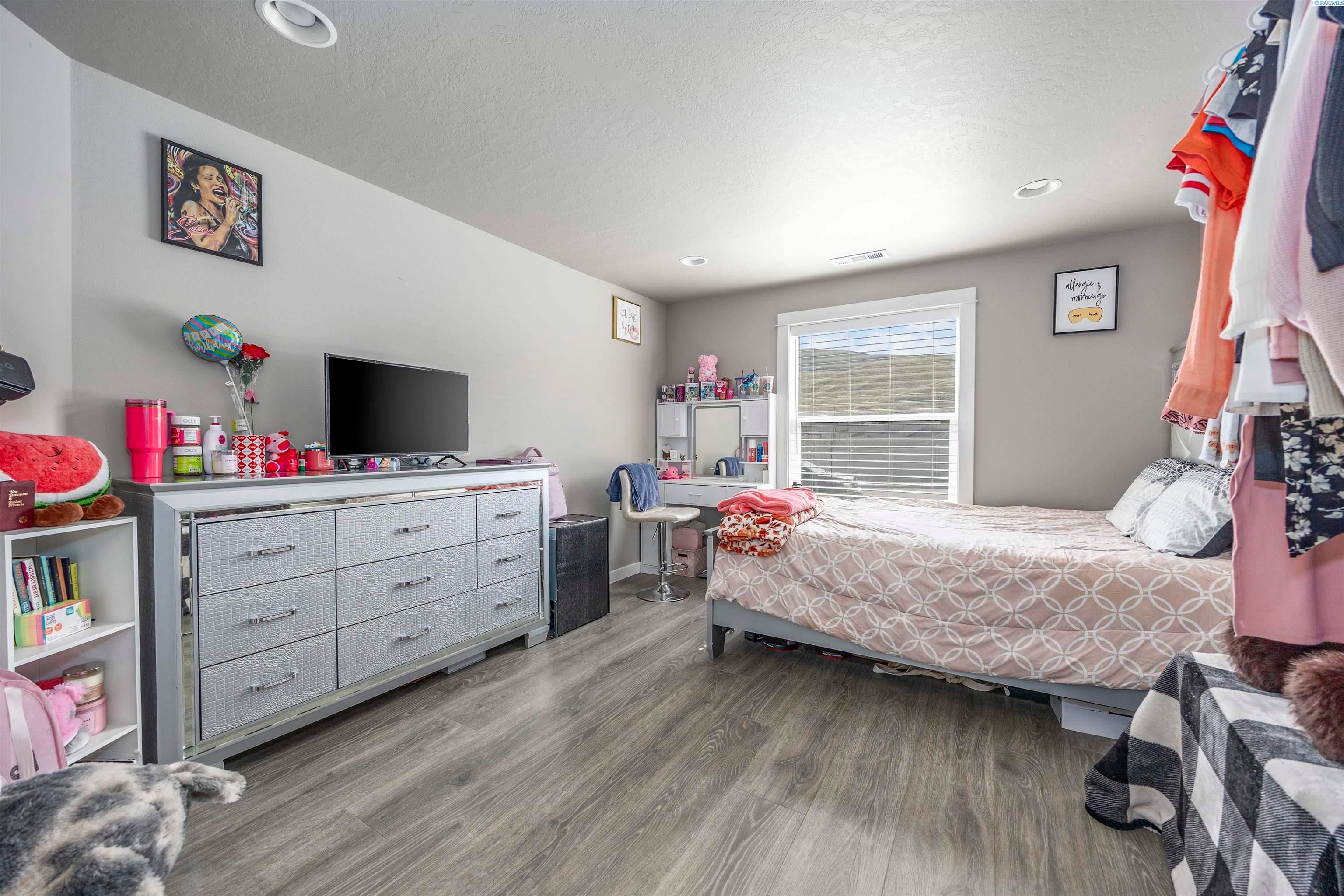 Prosser, Washington, 99350, United States, 3 Bedrooms Bedrooms, ,1 BathroomBathrooms,Residential,For Sale,2032317