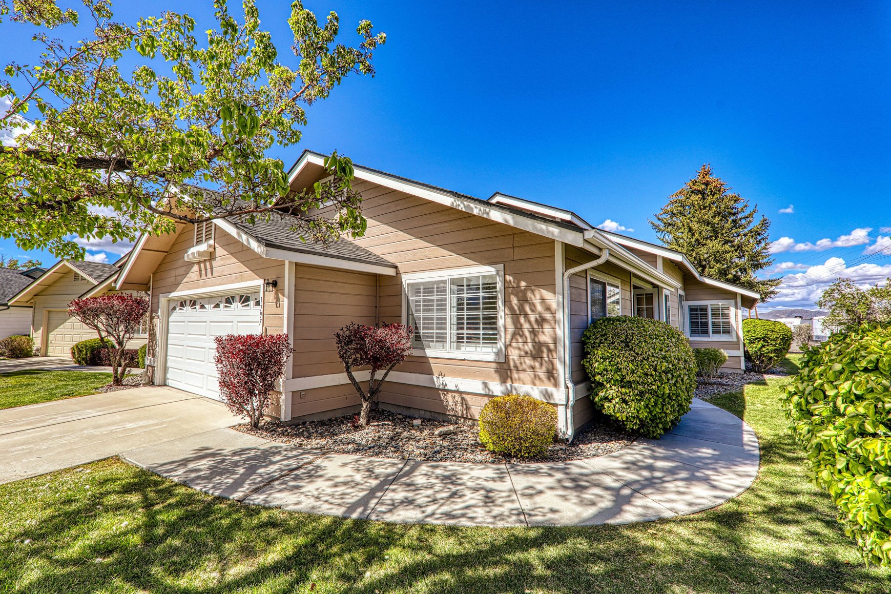  3 Bedrooms, 2 bath, 2 car garage, single level home in Minden NV - 物件實景