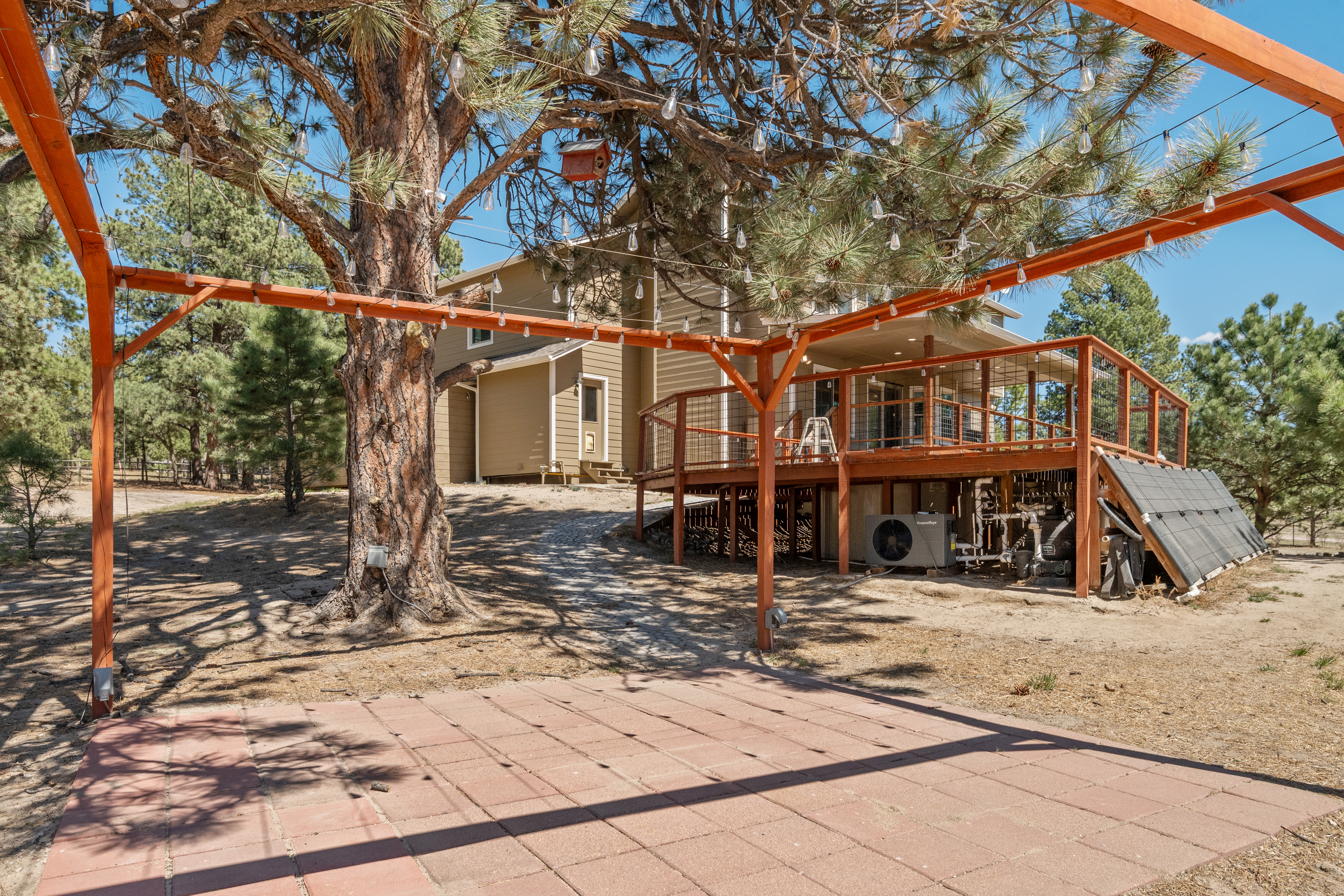  Set behind a gated entry on two and a half wooded acres - 物件實景