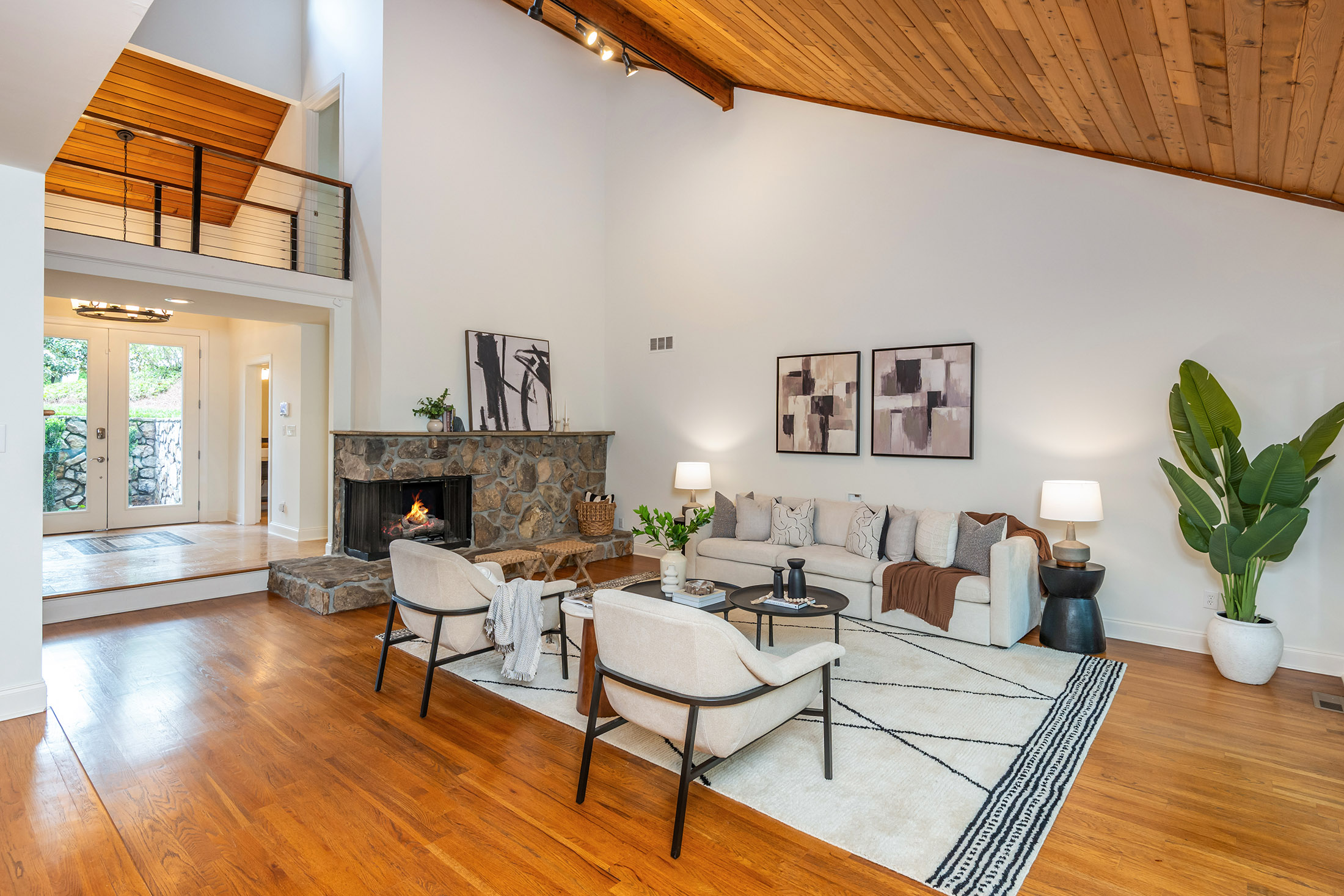  Thoughtfully Renovated Contemporary Home - 物件實景