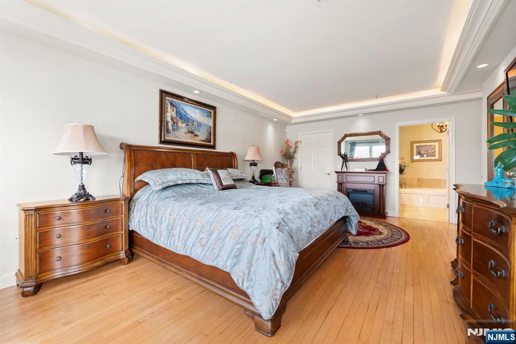 Edgewater, New Jersey, 07020, United States, 2 Bedrooms Bedrooms, ,2 BathroomsBathrooms,Residential,For Sale,1934539