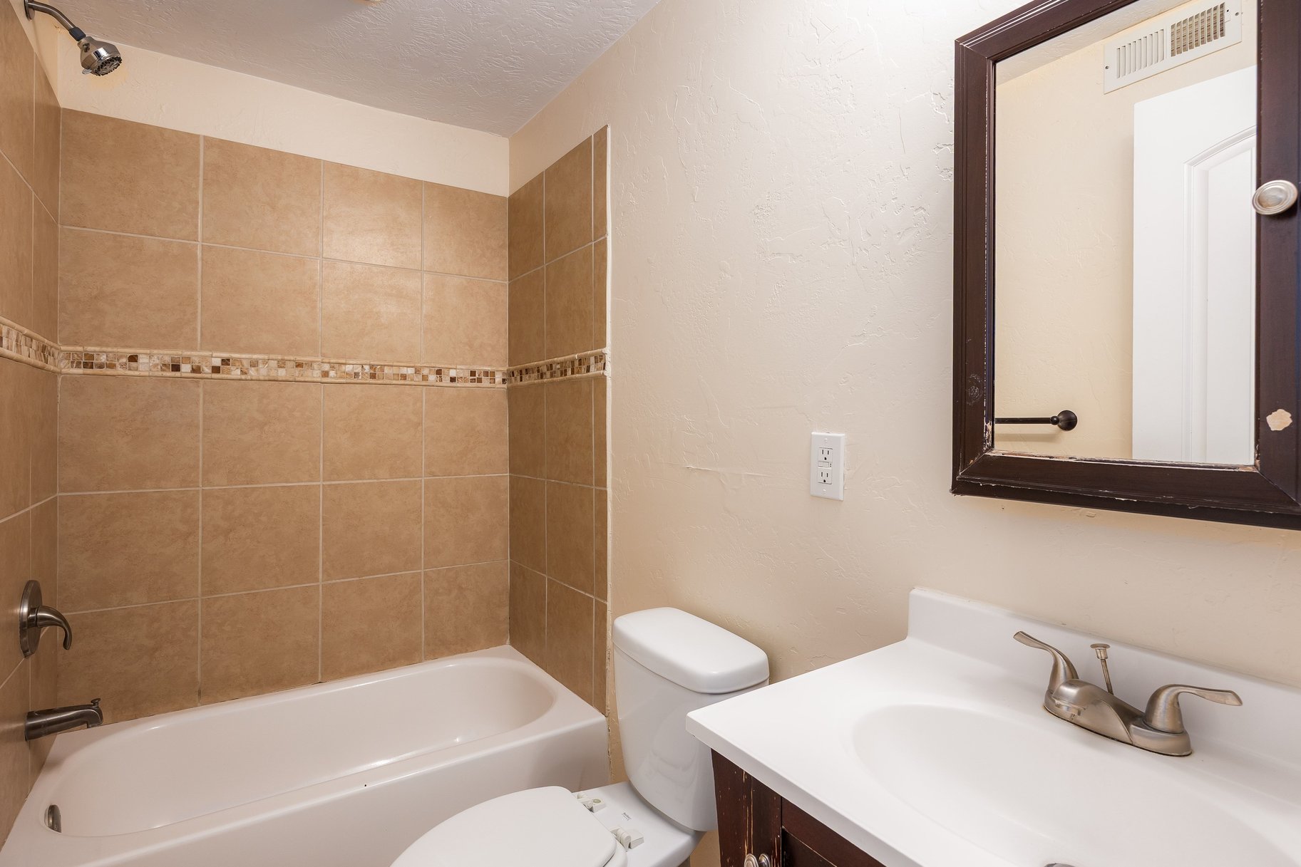  Comfort, Space & Convenience in the Heart of West Valley - 物件實景
