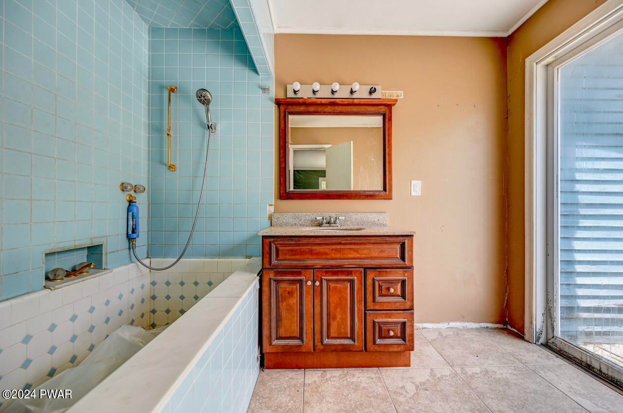 Hawley, Pennsylvania, 18428, United States, 5 Bedrooms Bedrooms, ,4 BathroomsBathrooms,Residential,For Sale,1979290