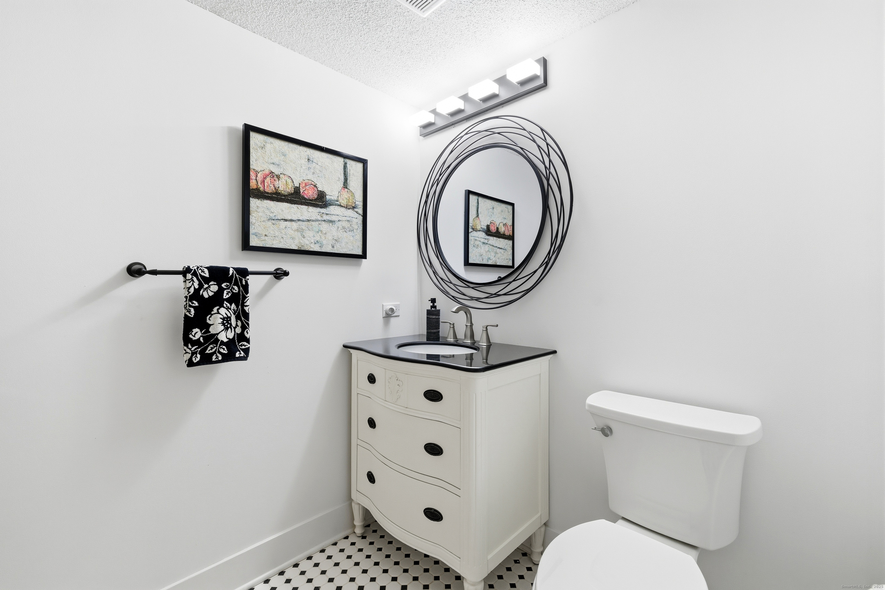 Avon, Connecticut, 06001, United States, 3 Bedrooms Bedrooms, ,4 BathroomsBathrooms,Residential,For Sale,1999811