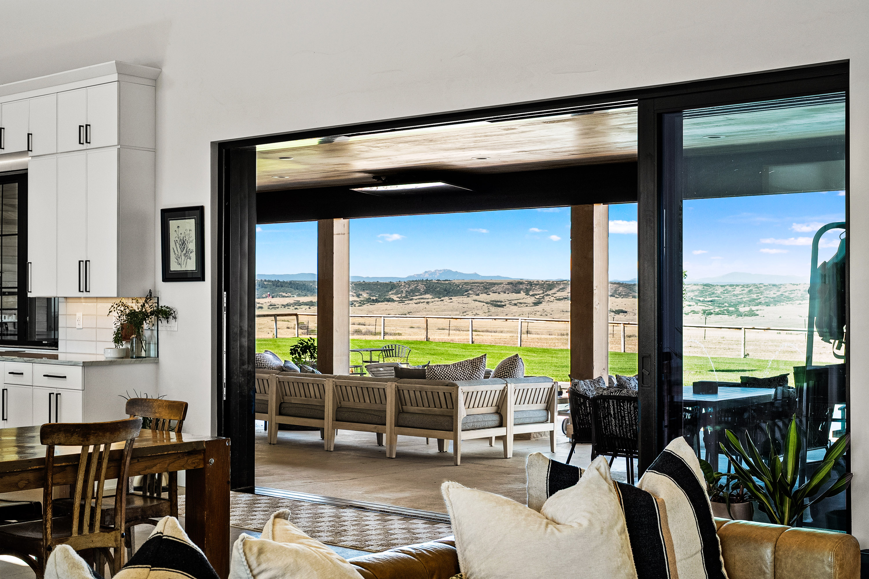  35 Acres  Front Range Views  Saltwater Pool  8,400 SF Workshop - 物件實景
