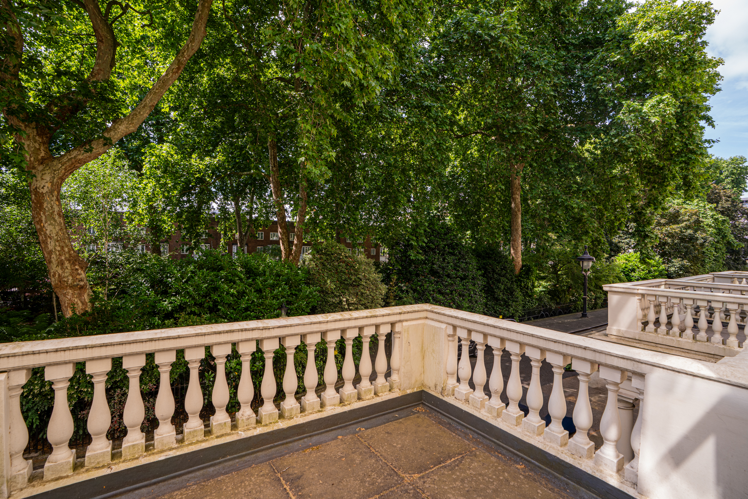  A South-Facing Apartment Overlooking Hyde Park Square