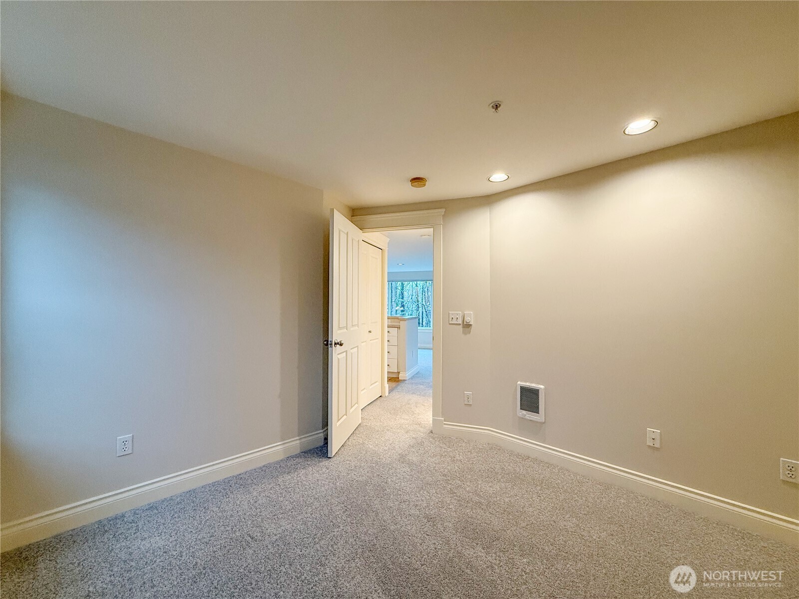 Seattle, Washington, 98199, United States, 2 Bedrooms Bedrooms, ,2 BathroomsBathrooms,Residential,For Sale,1998724