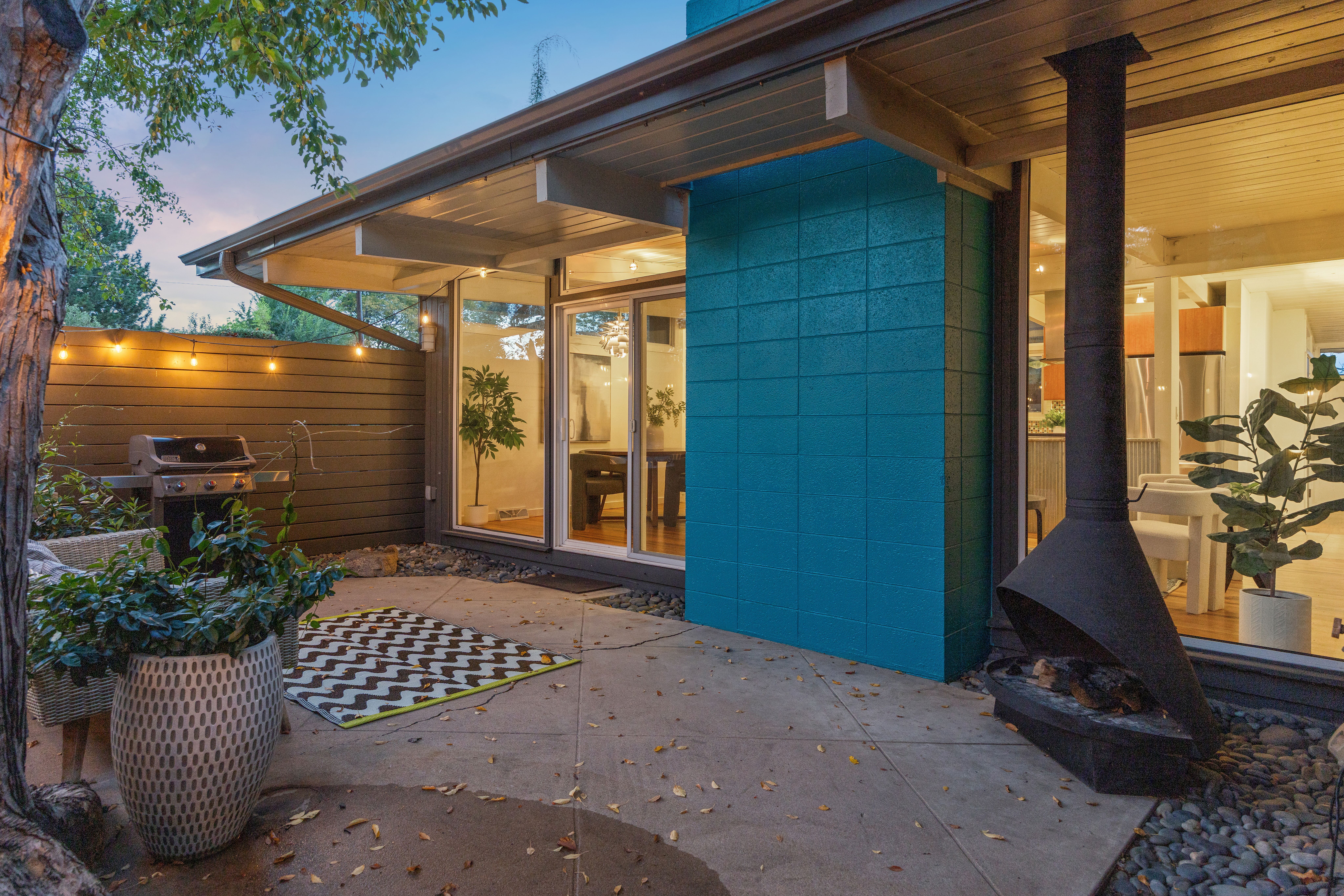  Mid-century modern lives with an effortless connection between indoors and out. - 物件實景