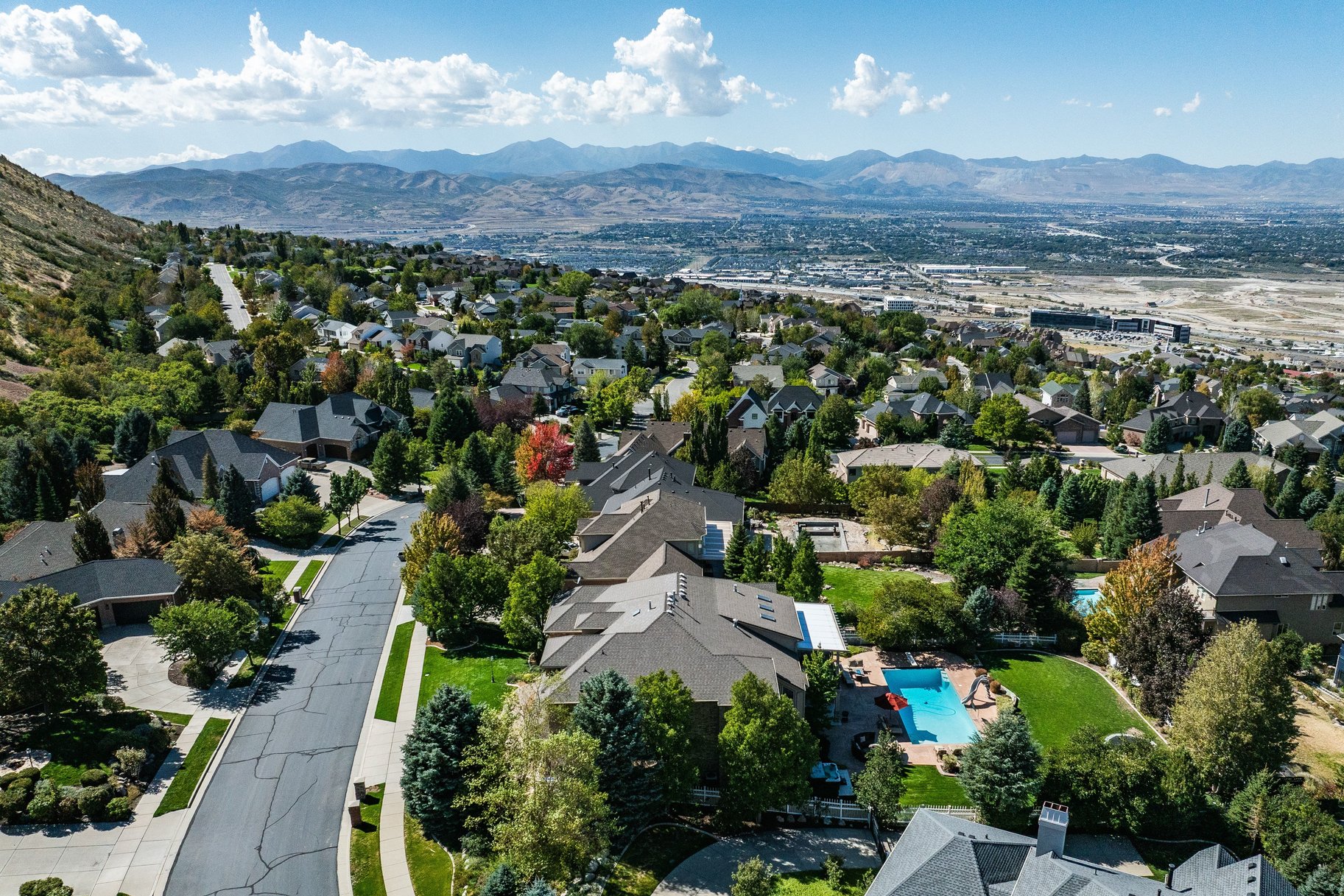  Stately Gated-Community Estate on Nearly Half an Acre: Vaulted Ceilings, Valley - 物件實景