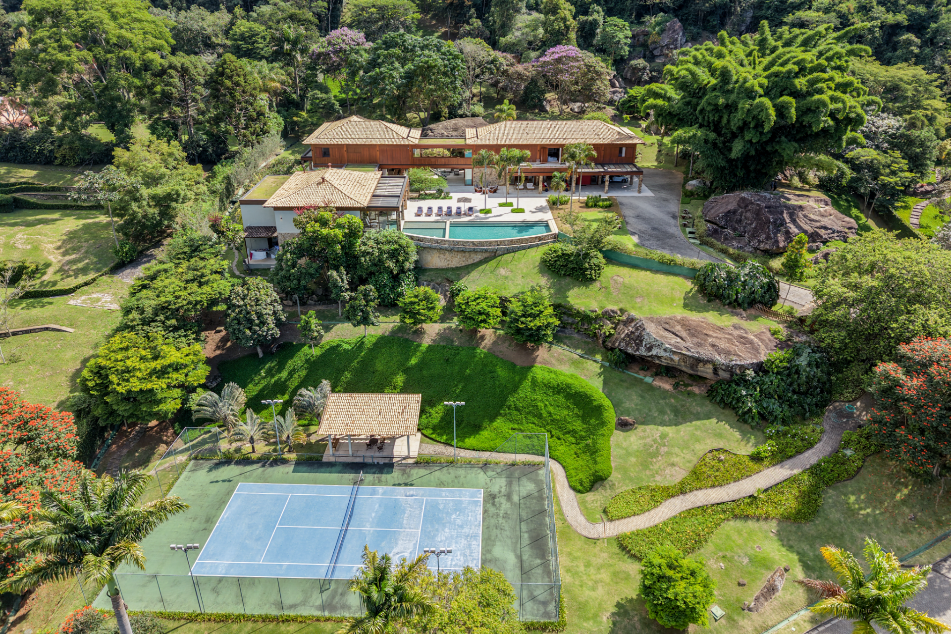  Signature residence integrated with nature in a private mountain setting - 物件實景
