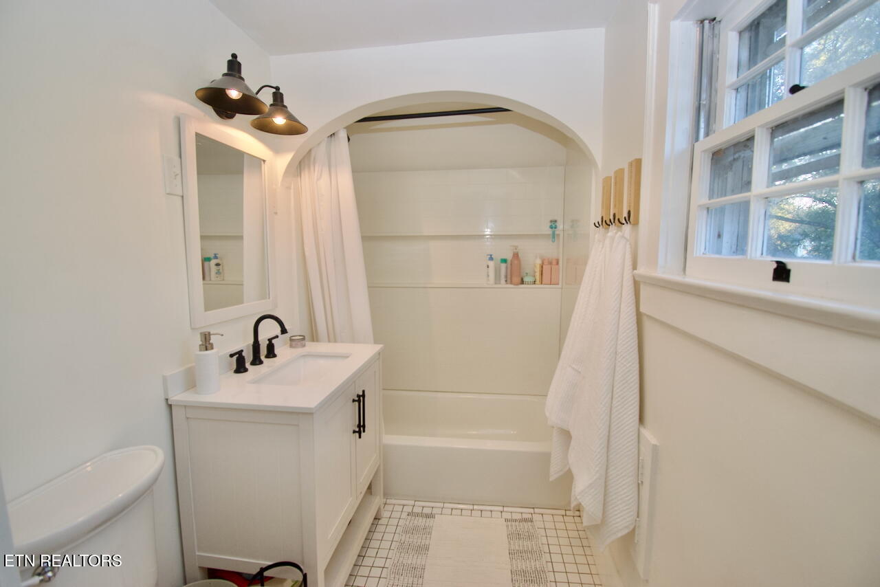 Maryville, Tennessee, 37803, United States, 4 Bedrooms Bedrooms, ,3 BathroomsBathrooms,Residential,For Sale,1989272