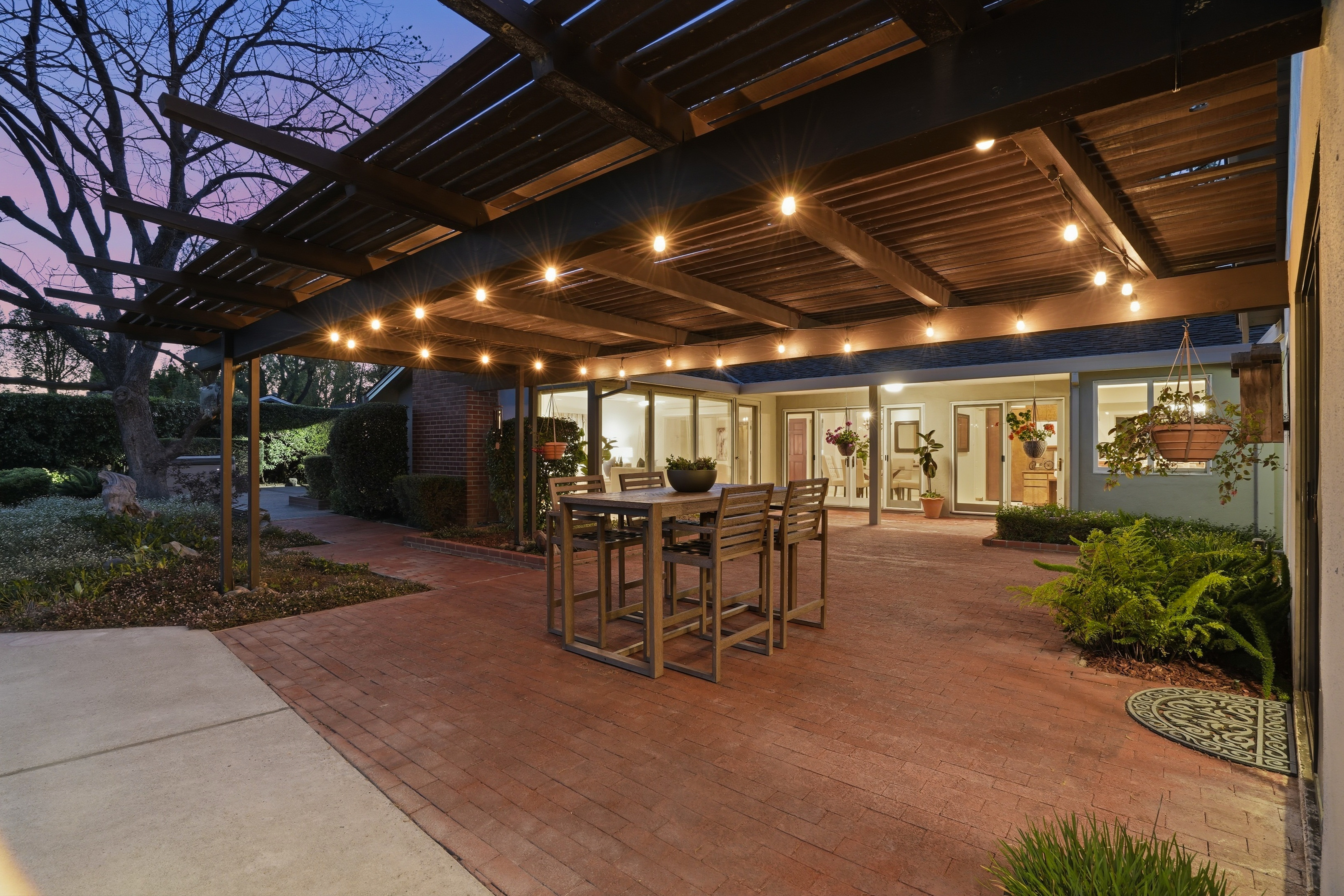  Single-Level Rancher in Coveted Neighborhood - 物件實景