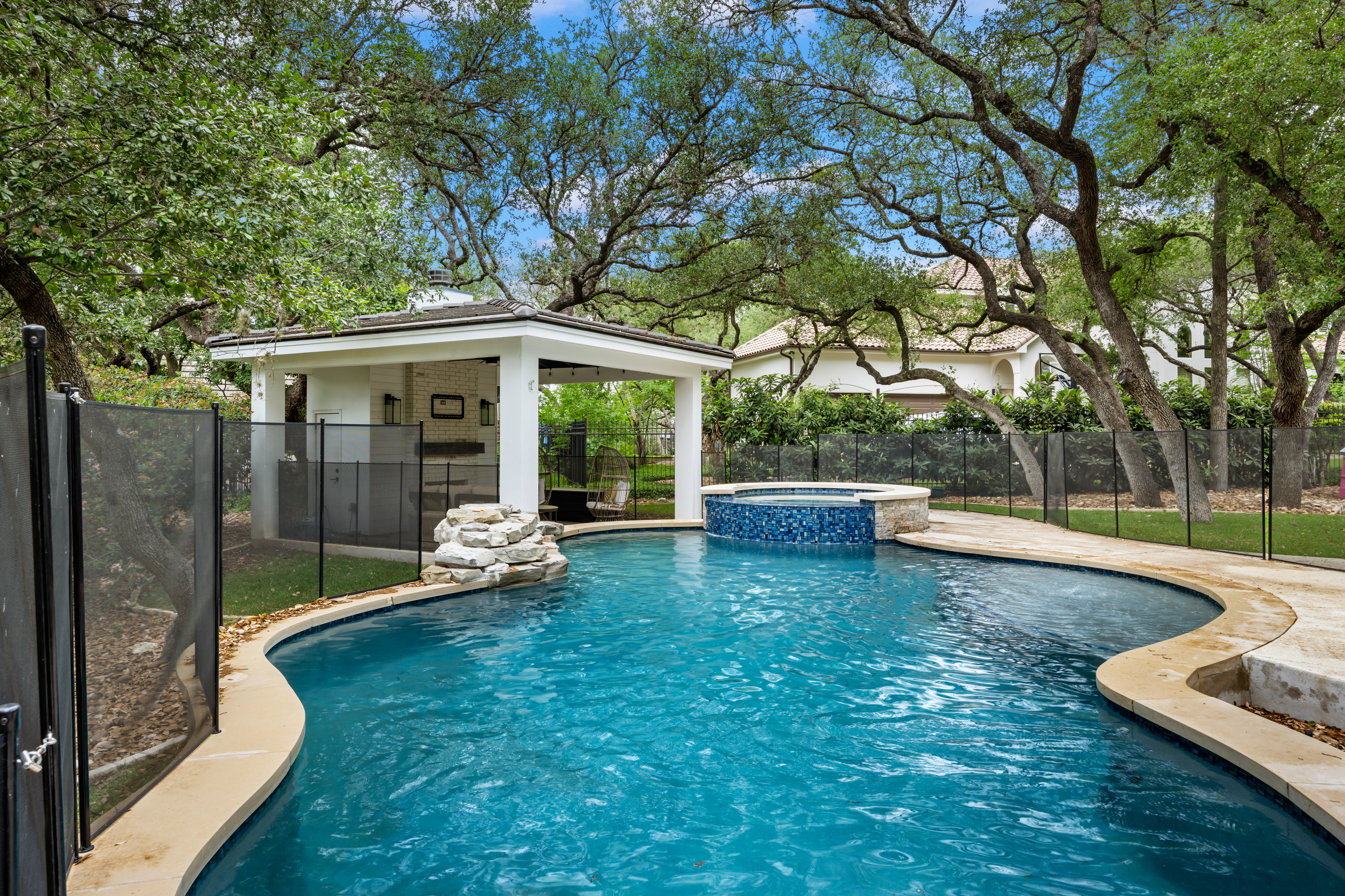  Elegant Retreat with Resort-Style Backyard - 物件實景