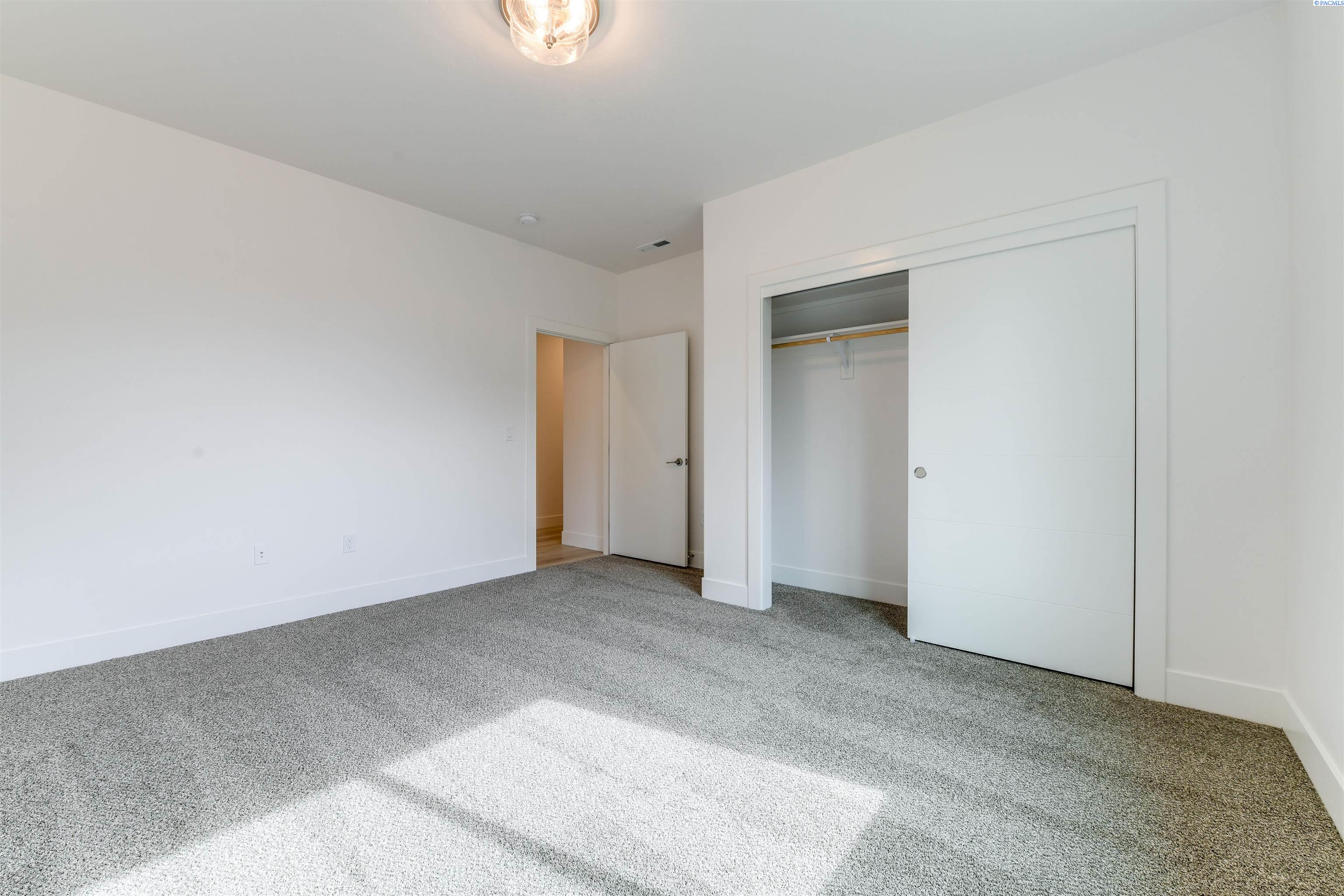 Richland, Washington, 99352, United States, 4 Bedrooms Bedrooms, ,1 BathroomBathrooms,Residential,For Sale,1992937