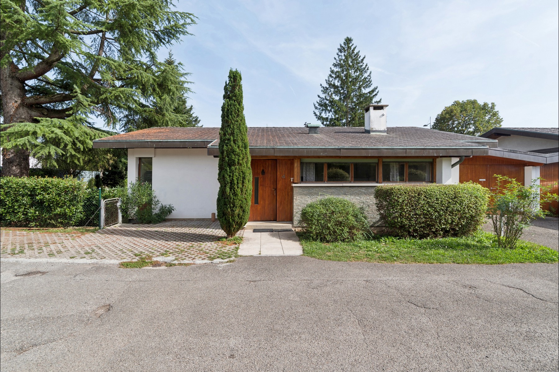  Single-story villa with a garden in need of renovation - 物件實景
