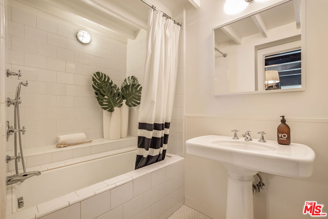 West Hollywood, California, 90048, United States, 3 Bedrooms Bedrooms, ,1 BathroomBathrooms,Residential,For Sale,1993483