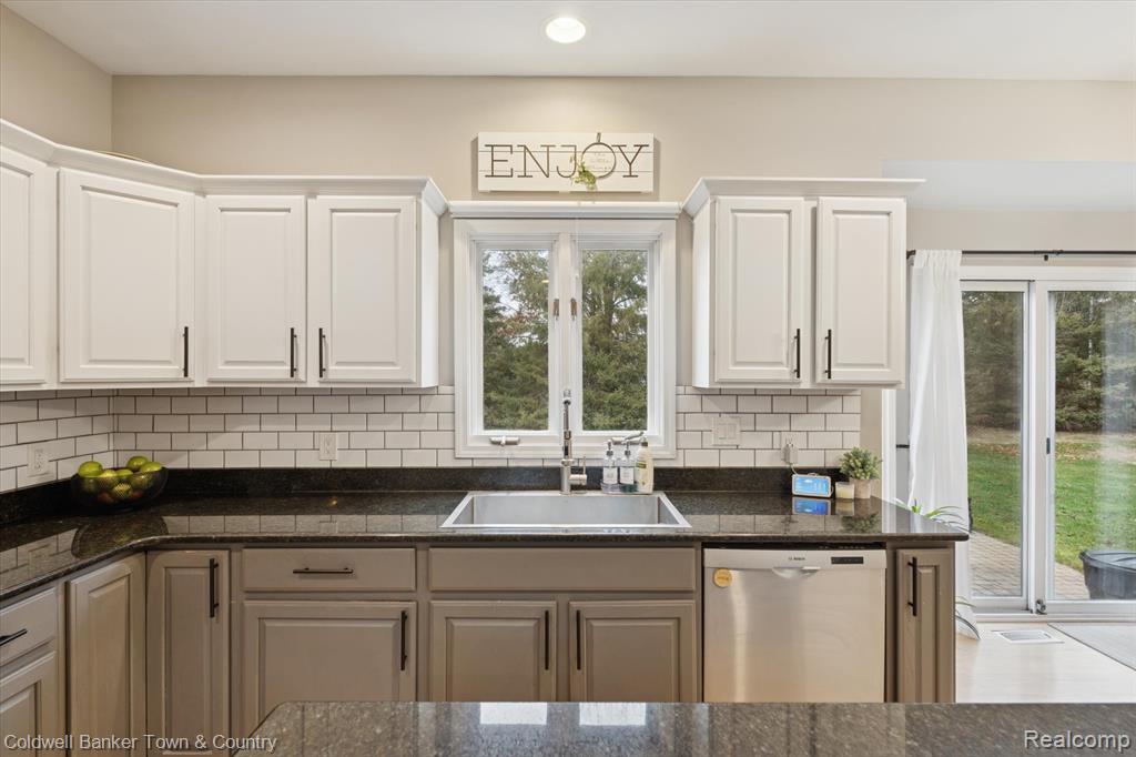 Highland, Michigan, 48357, United States, 4 Bedrooms Bedrooms, ,4 BathroomsBathrooms,Residential,For Sale,2003066