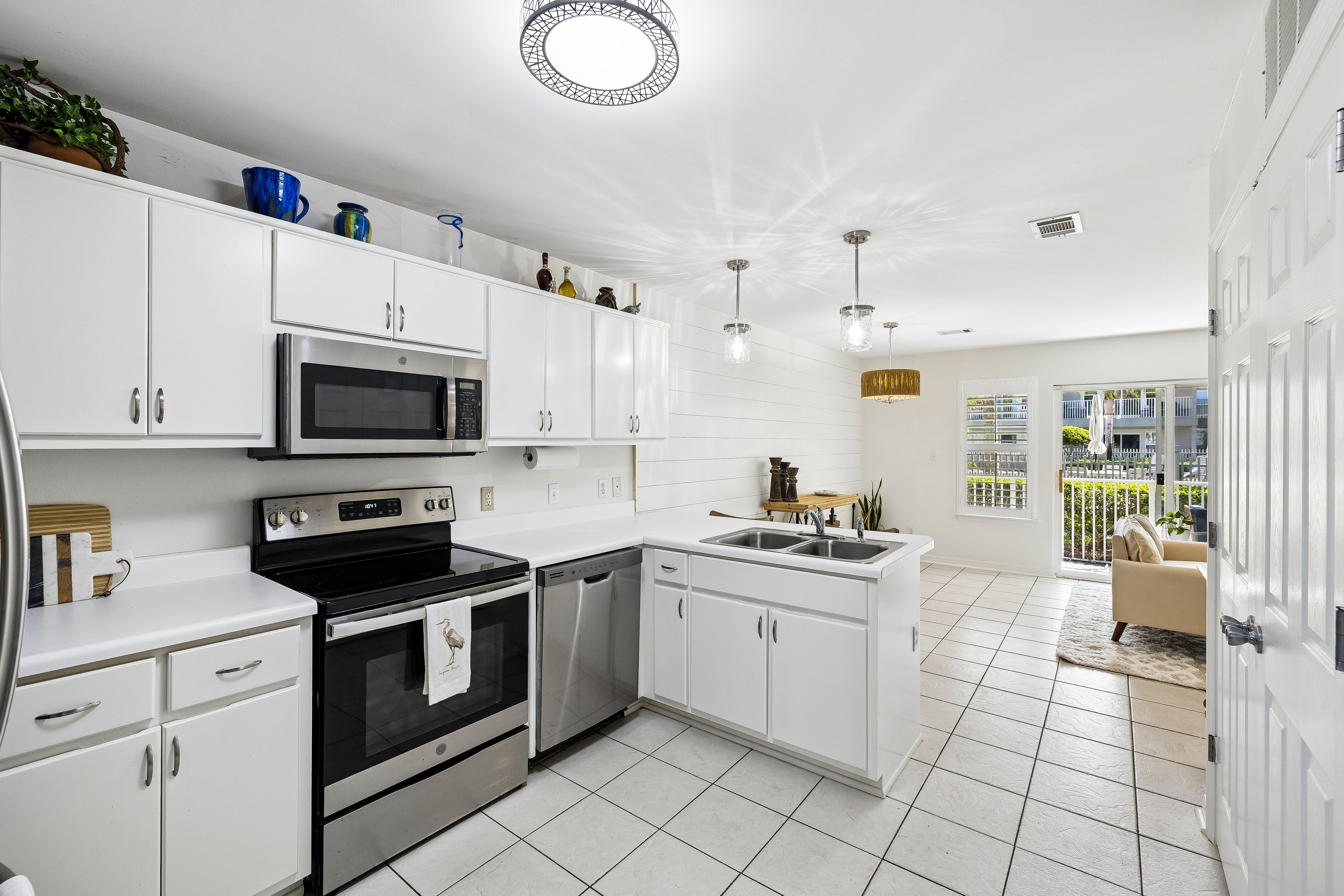  Updated Ground-Floor Condo Near The Gulf With Strong Rental Potential - 物件實景