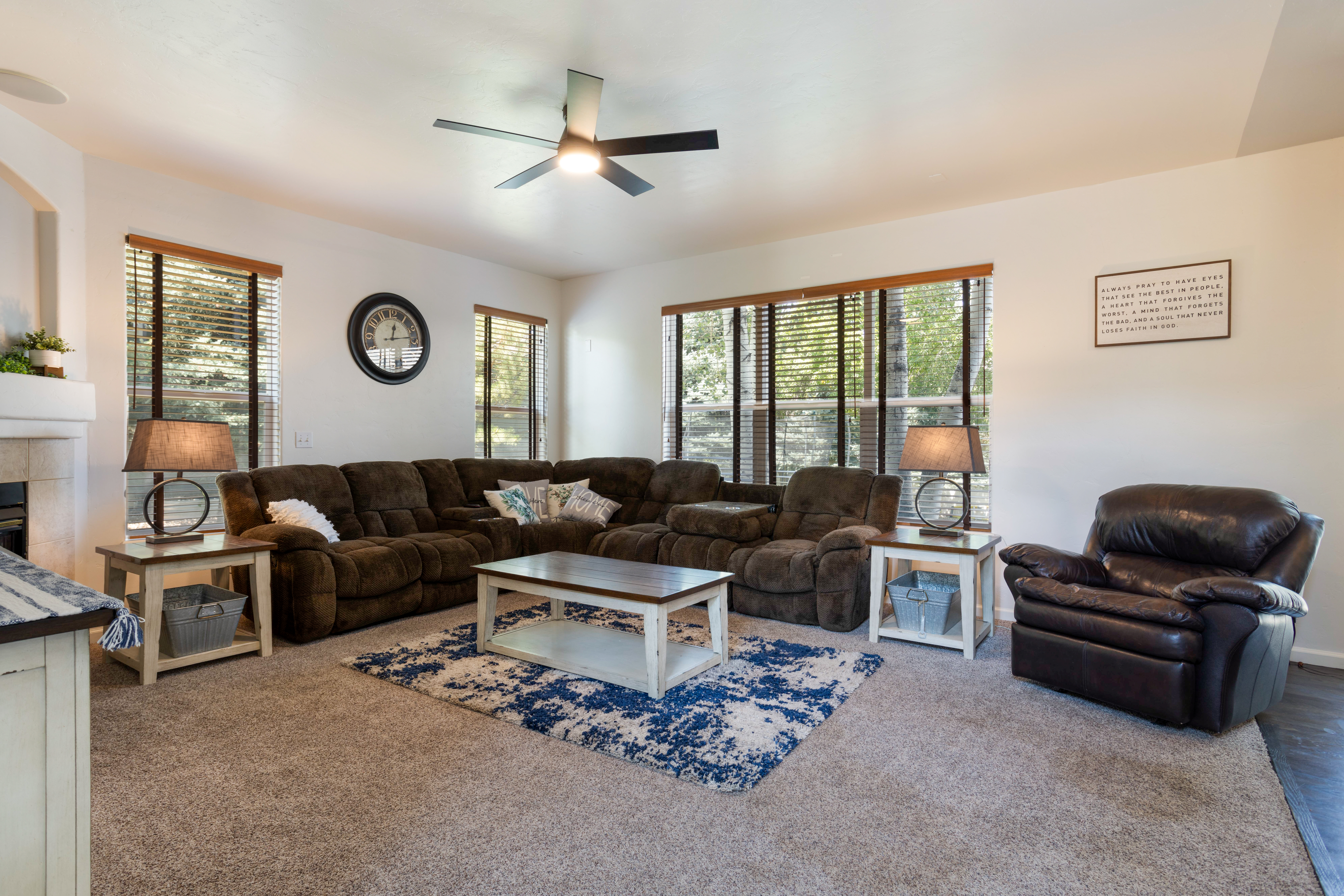  4 Bedroom Located by Dog Park and Trails - 物件實景