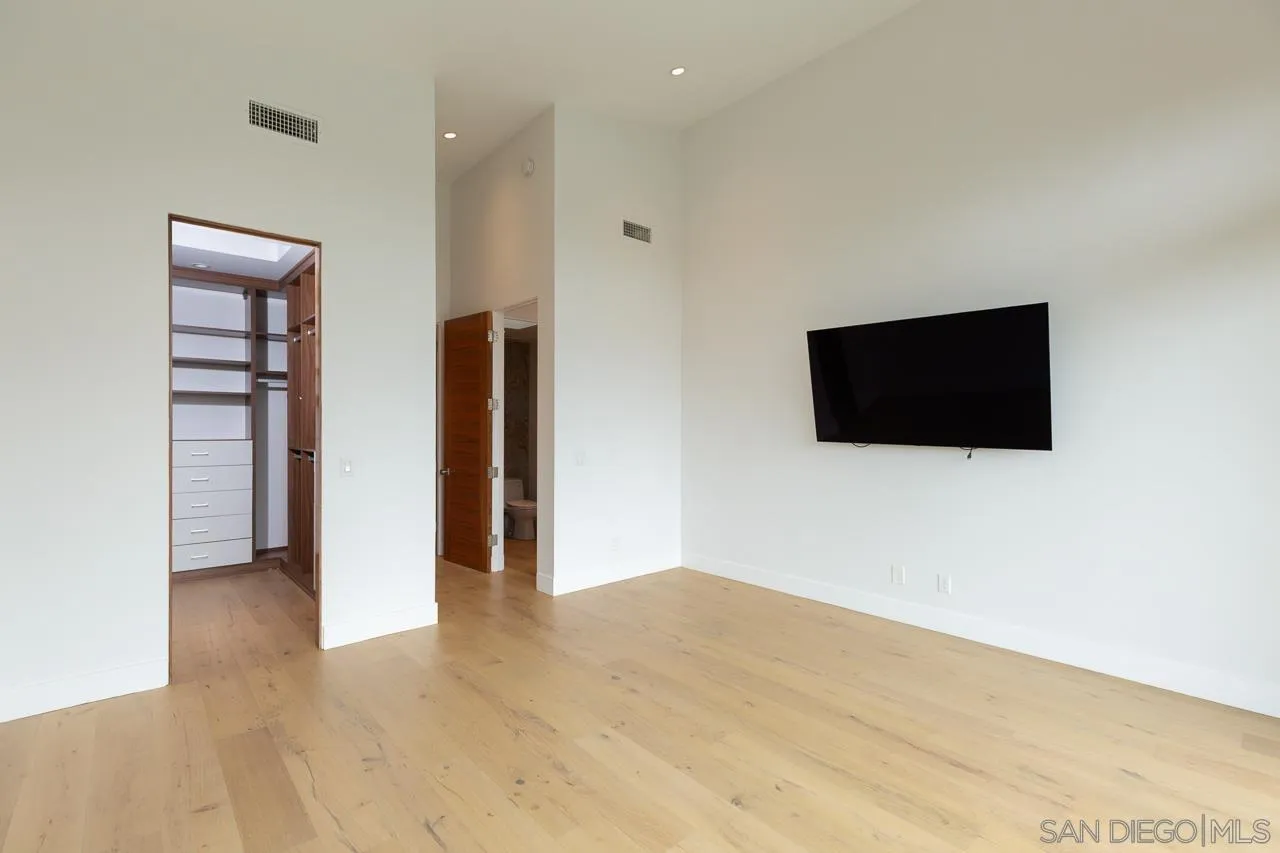 La Jolla, California, 92037, United States, 4 Bedrooms Bedrooms, ,3 BathroomsBathrooms,Residential,For Sale,1992074