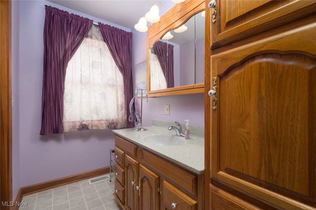 Warren, Ohio, 44484, United States, 5 Bedrooms Bedrooms, ,5 BathroomsBathrooms,Residential,For Sale,1916432
