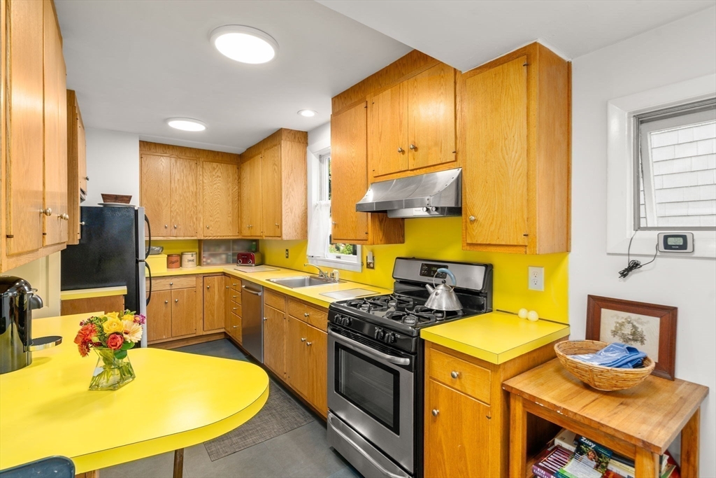 Cambridge, Massachusetts, 02139, United States, 3 Bedrooms Bedrooms, ,2 BathroomsBathrooms,Residential,For Sale,1940619