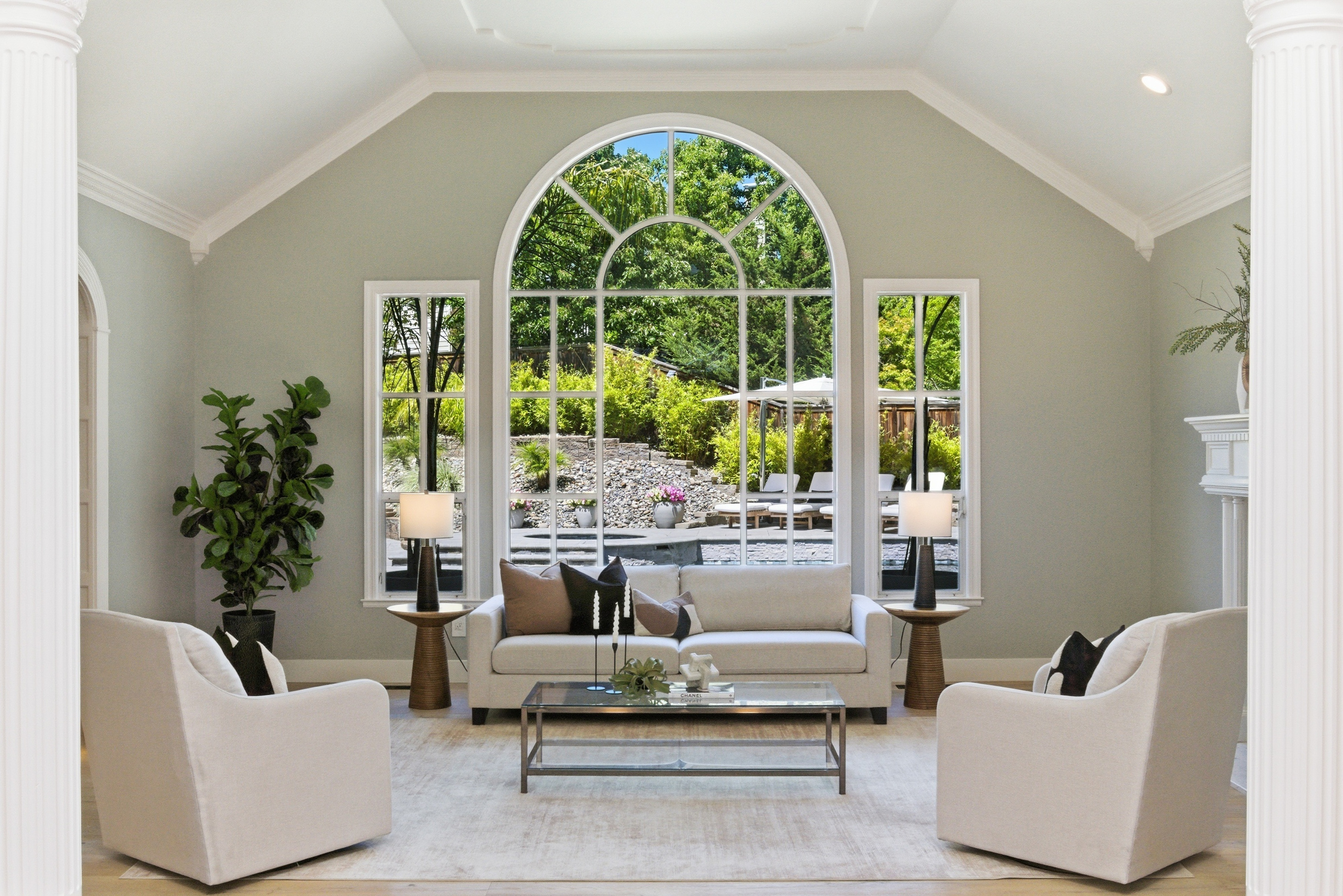  Timeless Transitional Estate with Resort-Style Backyard - 物件實景