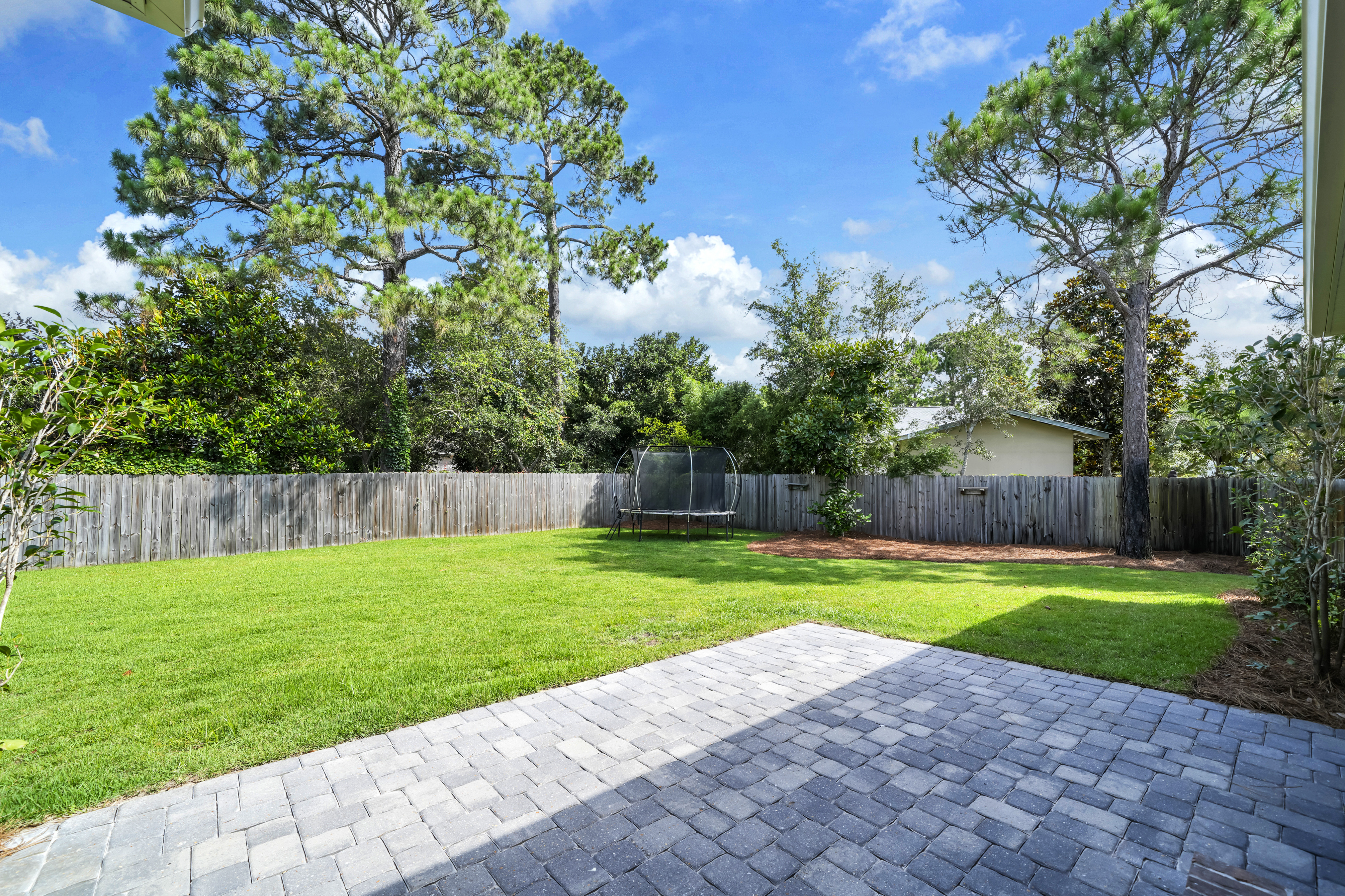  Move-In Ready Brick Home with Spacious Fenced Backyard Near the Bay - 物件實景