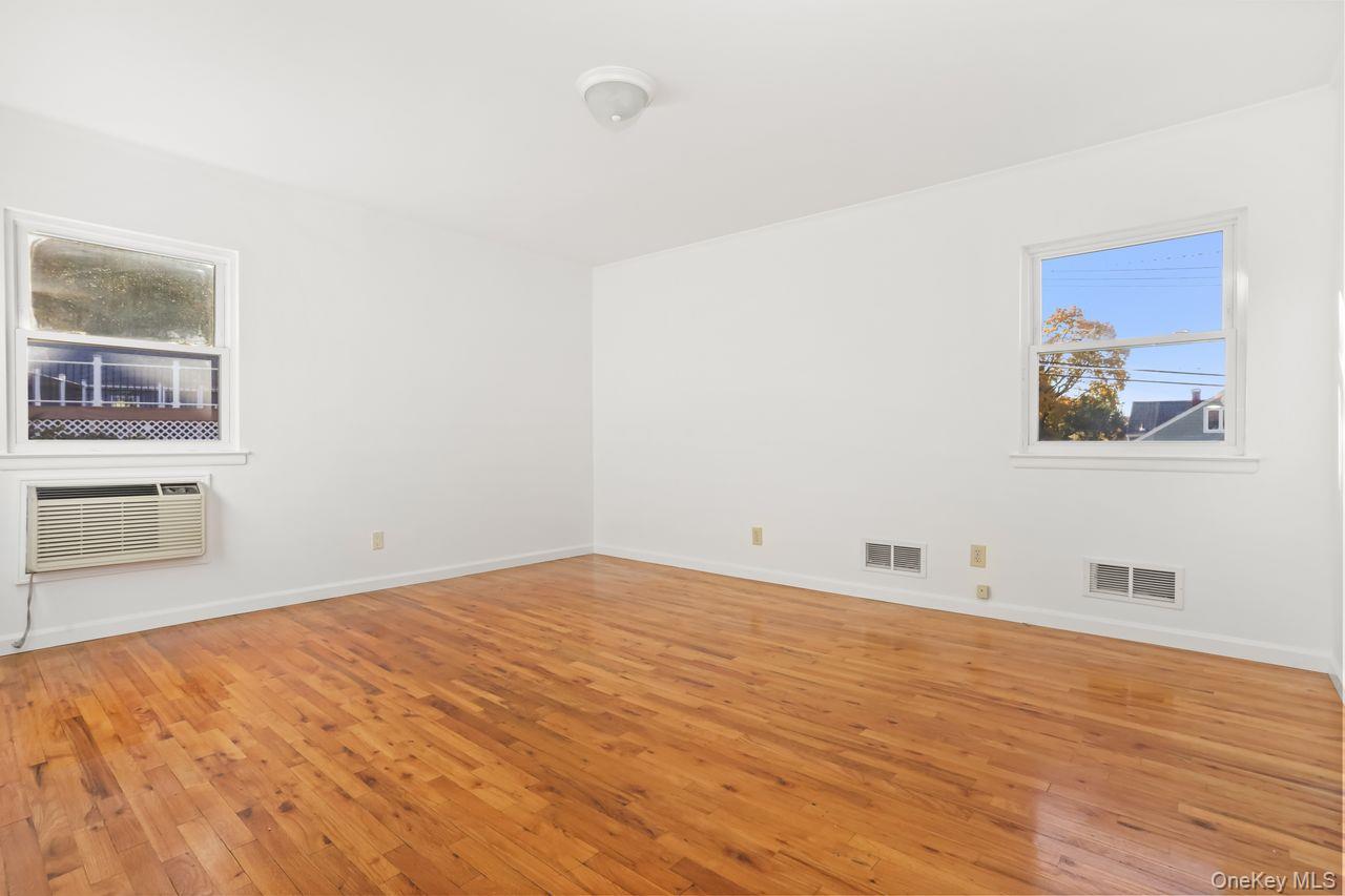 Yonkers, New York, 10710, United States, 4 Bedrooms Bedrooms, ,2 BathroomsBathrooms,Residential,For Sale,1991098