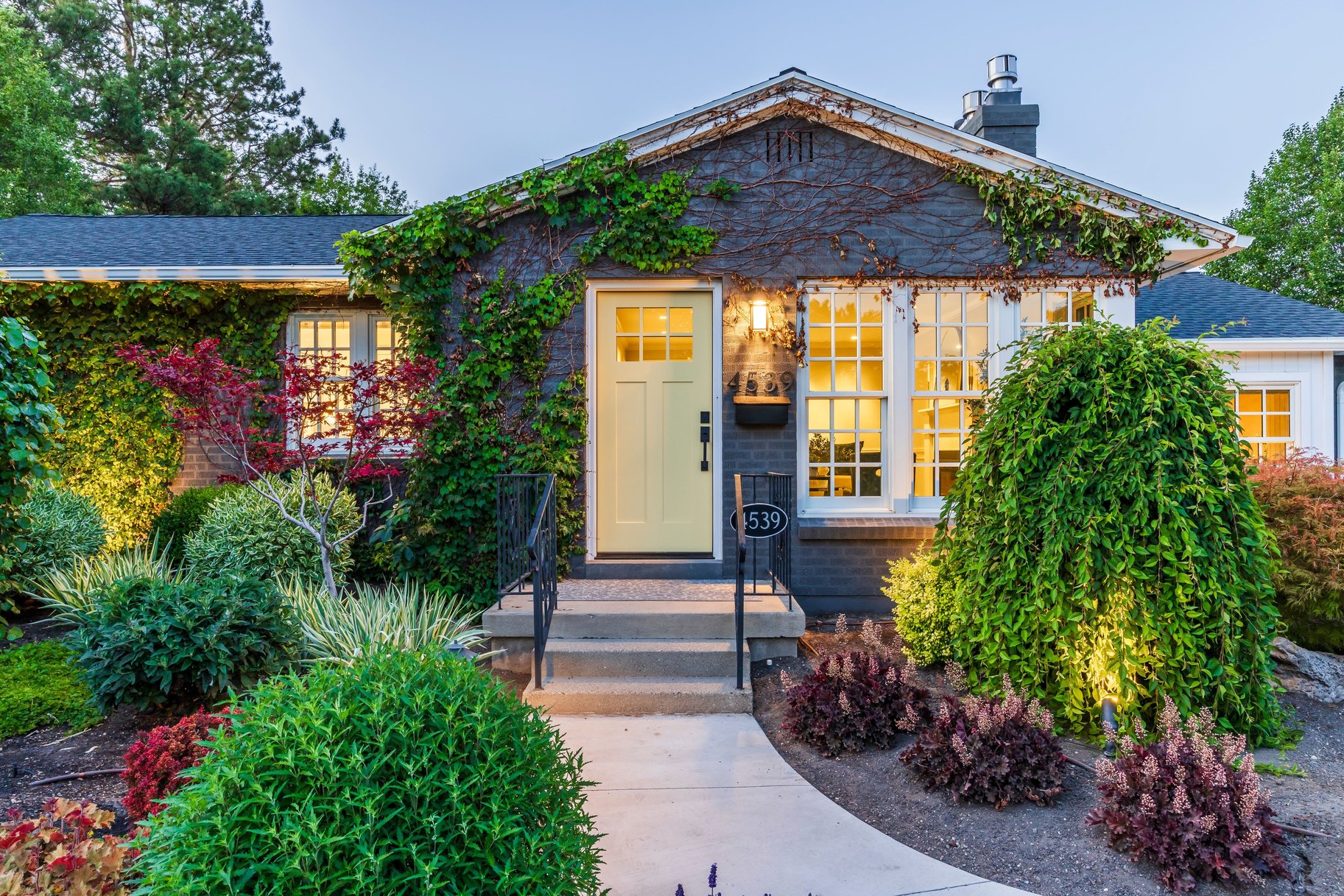  Tastefully Updated Holladay Rambler on .60 acre Manicured Lot - 物件實景