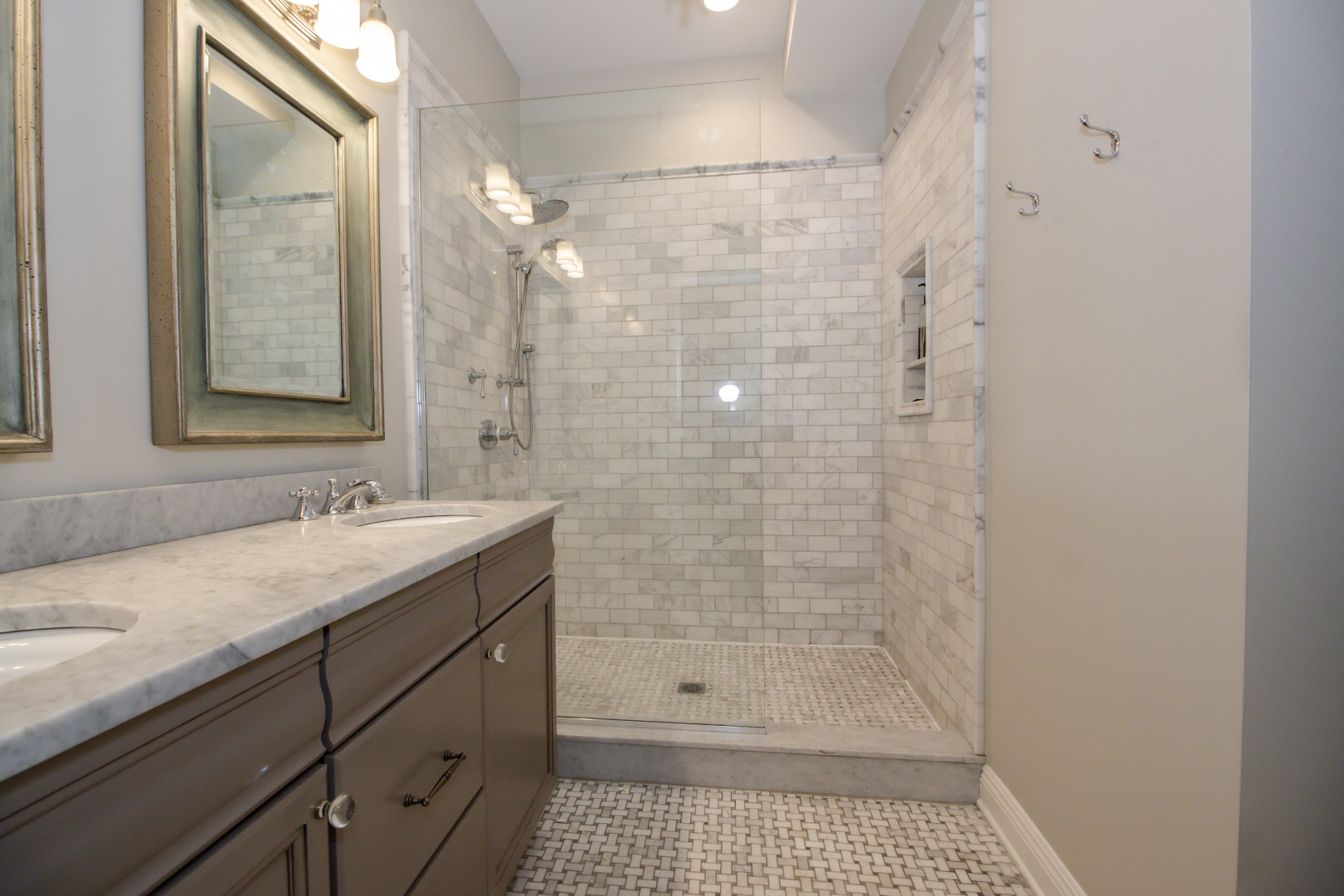 Chicago, Illinois, 60610, United States, 3 Bedrooms Bedrooms, ,3 BathroomsBathrooms,Residential,For Sale,1977363