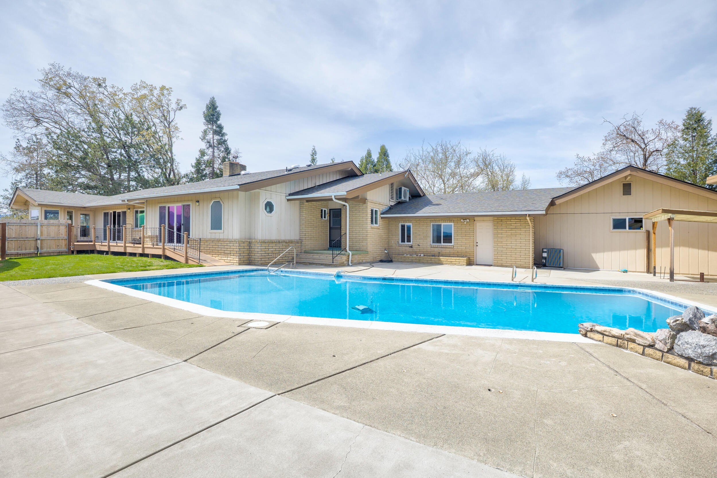 Grants Pass, Oregon, 97526, United States, 4 Bedrooms Bedrooms, ,6 BathroomsBathrooms,Residential,For Sale,1765933